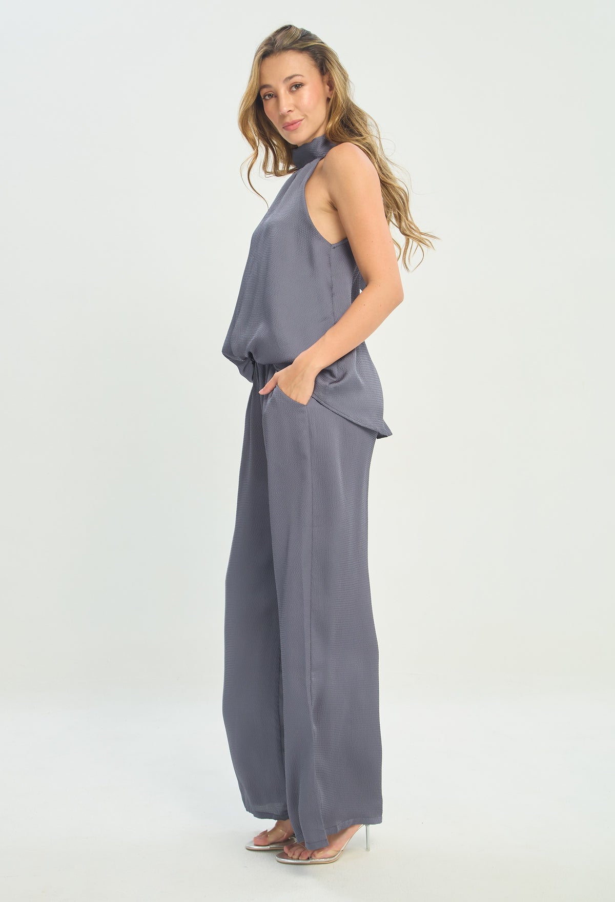 Conjunto Blusa Halter y Pantalón Ancho Gris BYBLA - vista 2