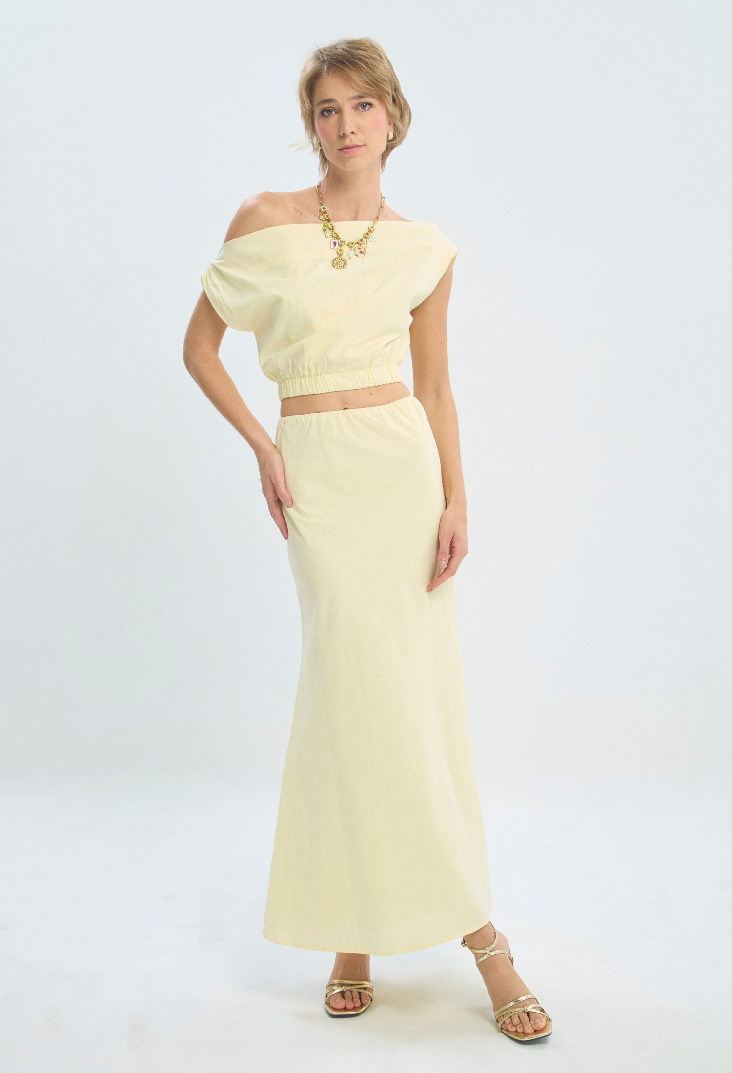 Conjunto de blusa con hombro descubierto y falda larga amarillo pastel