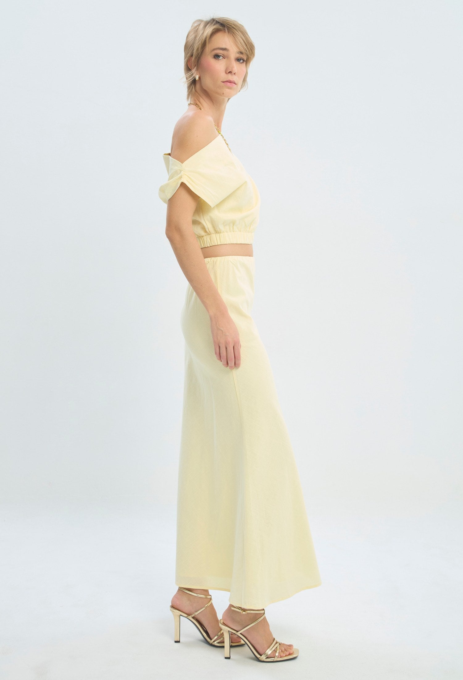 Conjunto de blusa con hombro descubierto y falda larga amarillo pastel - vista 2