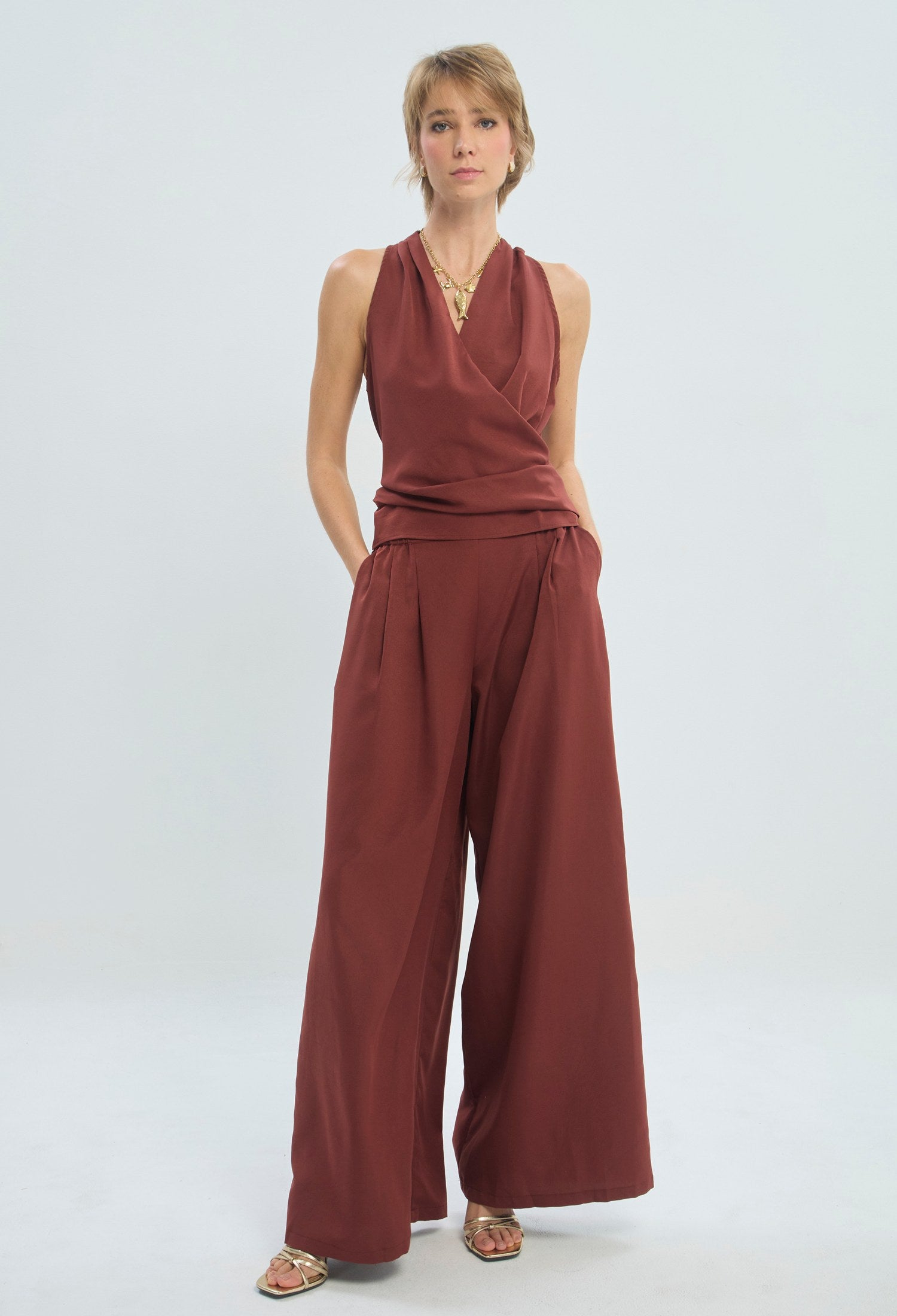 Conjunto vinotinto de blusa cruzada y pantalón palazzo BYBLA