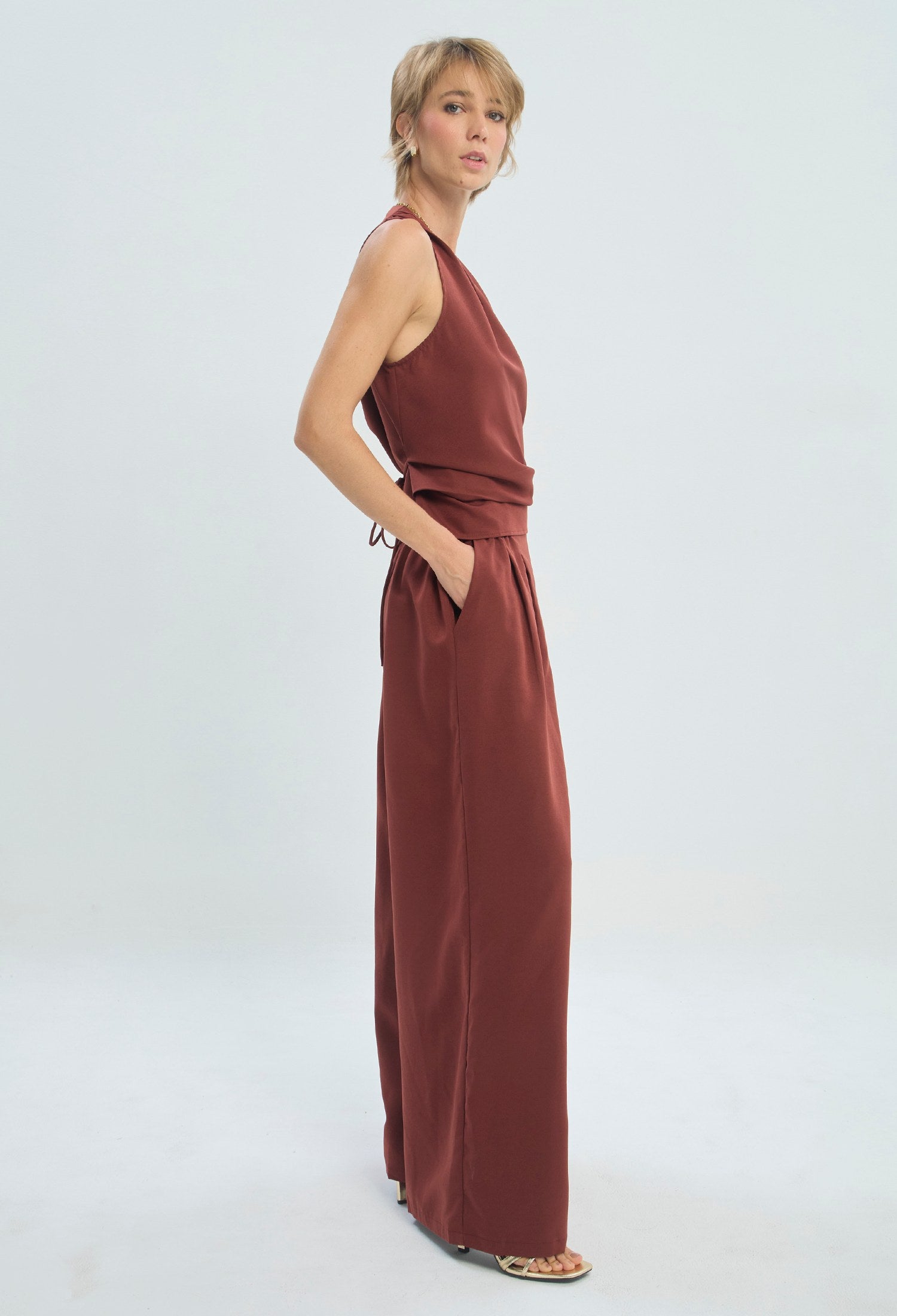 Conjunto vinotinto de blusa cruzada y pantalón palazzo BYBLA - vista 2