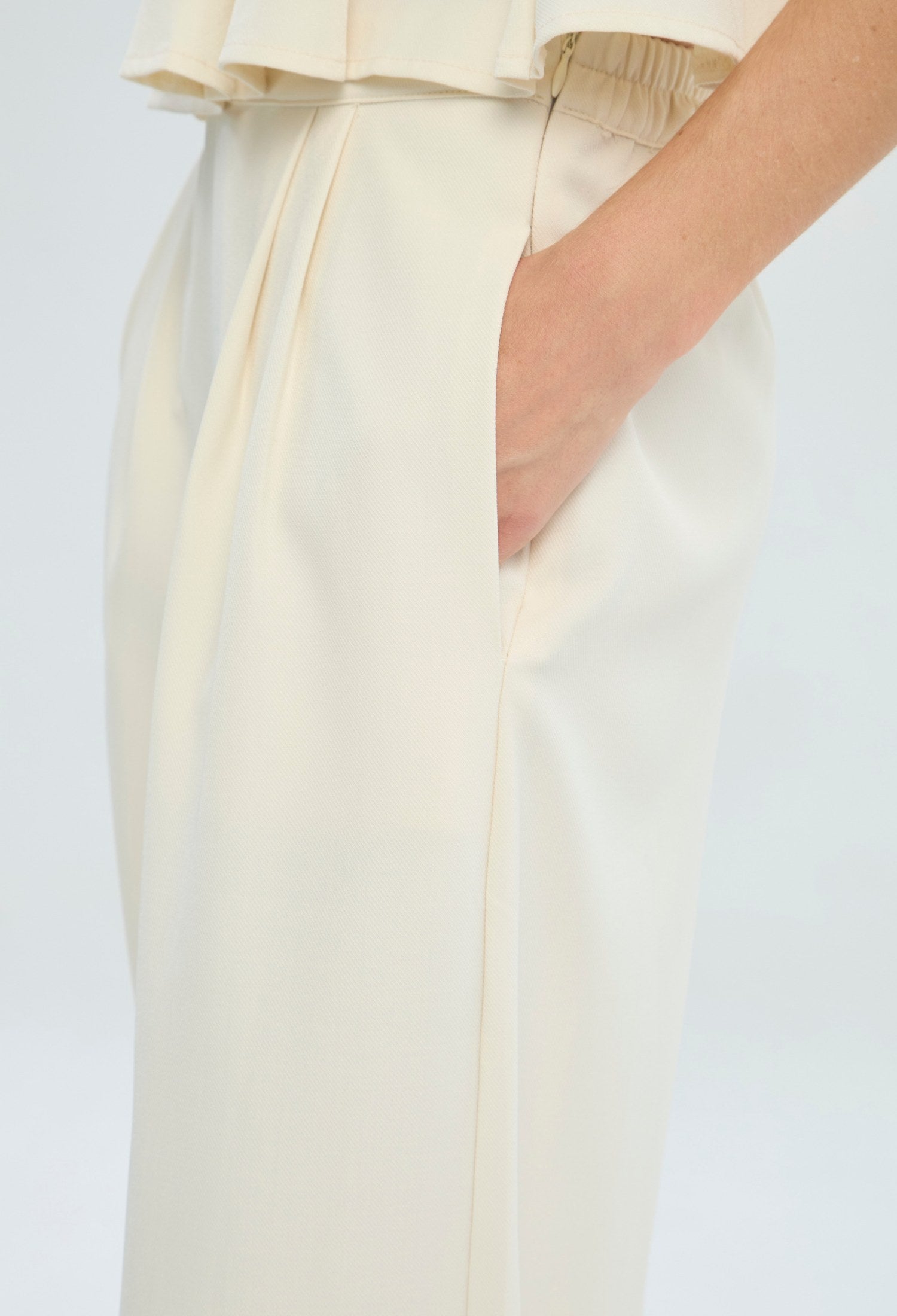 Conjunto crudo de blusa peplum con escote corazón y pantalón palazzo BYBLA - vista 7