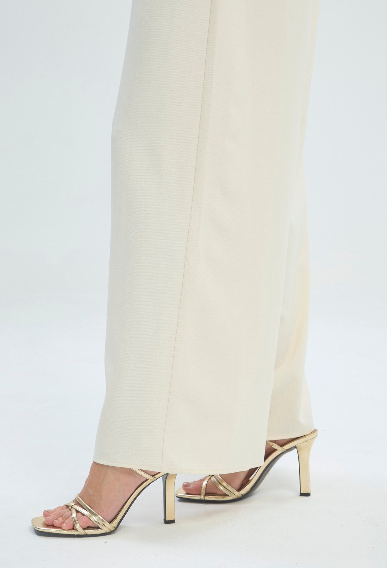 Conjunto crudo de blusa peplum con escote corazón y pantalón palazzo BYBLA - vista 8