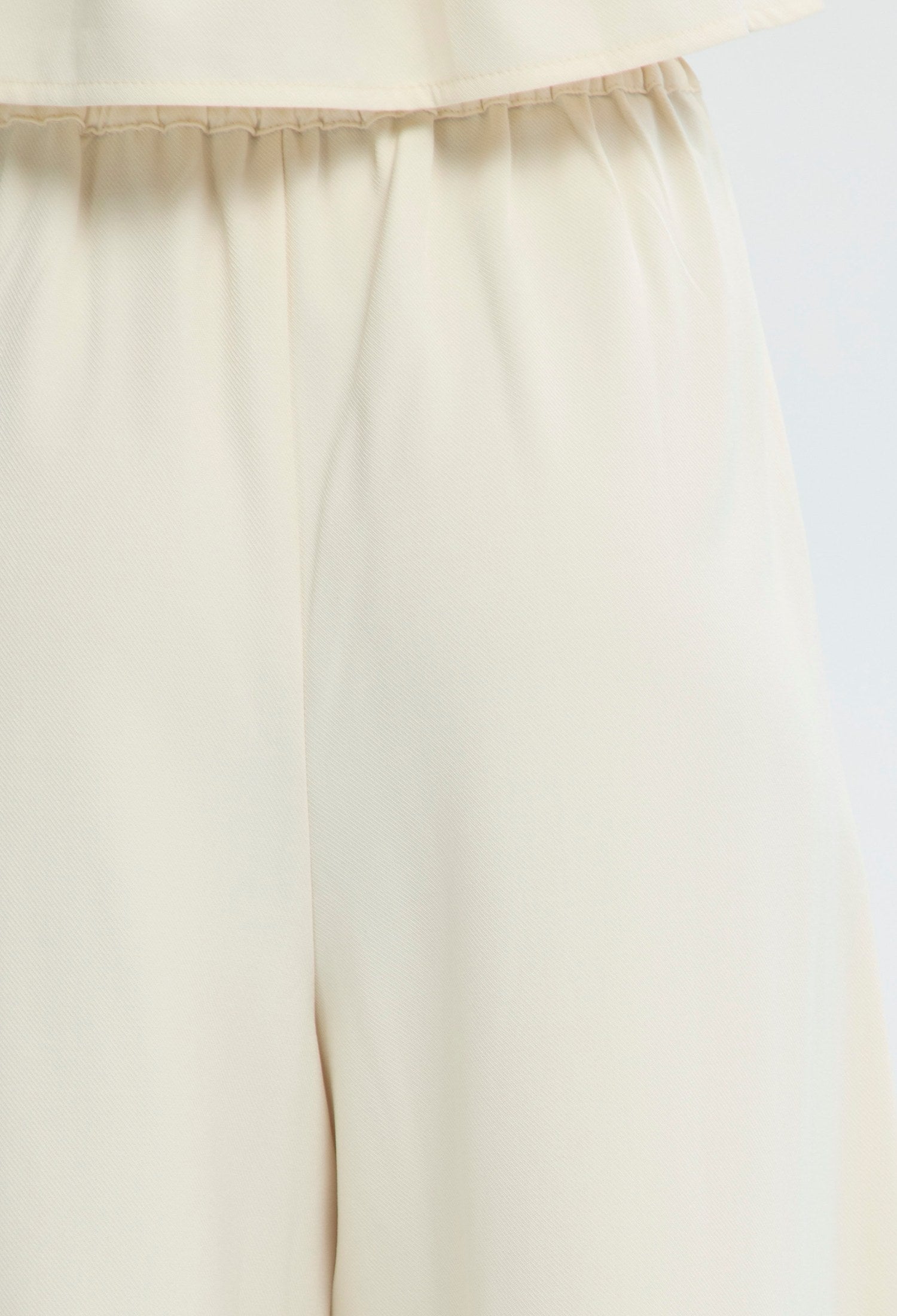 Conjunto crudo de blusa peplum con escote corazón y pantalón palazzo BYBLA - vista 9