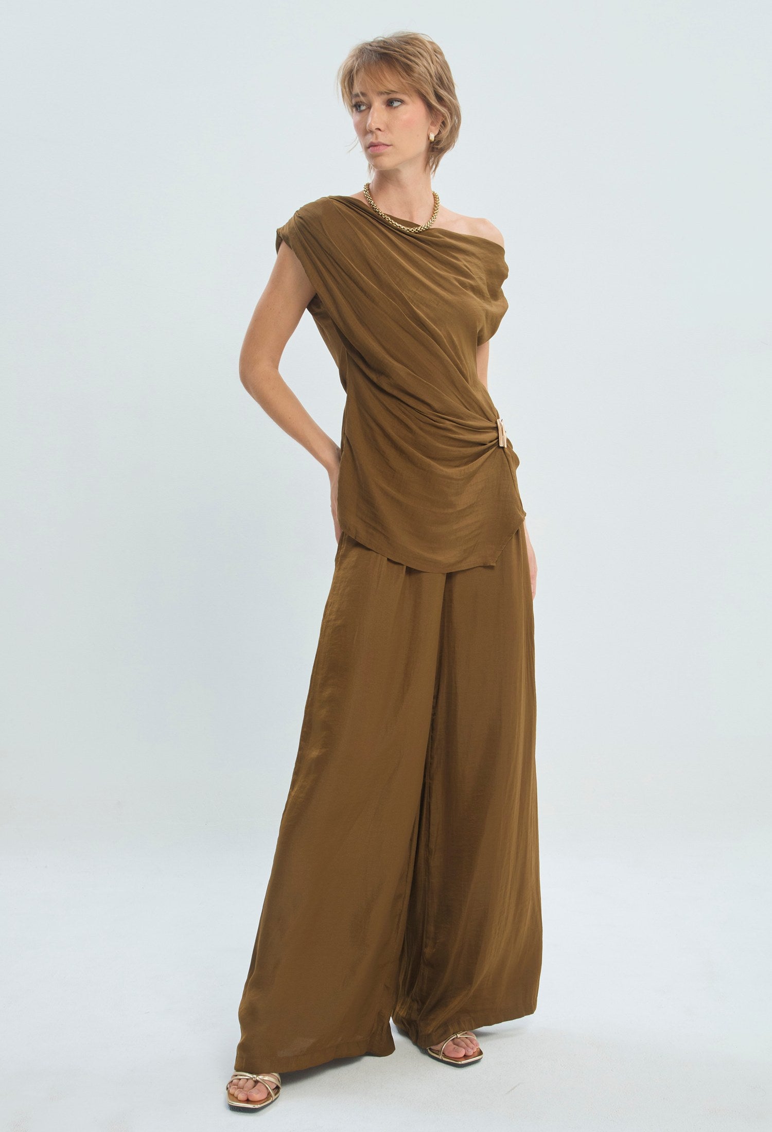 Conjunto verde de blusa asimétrica drapeada y pantalón palazzo en satén BYBLA