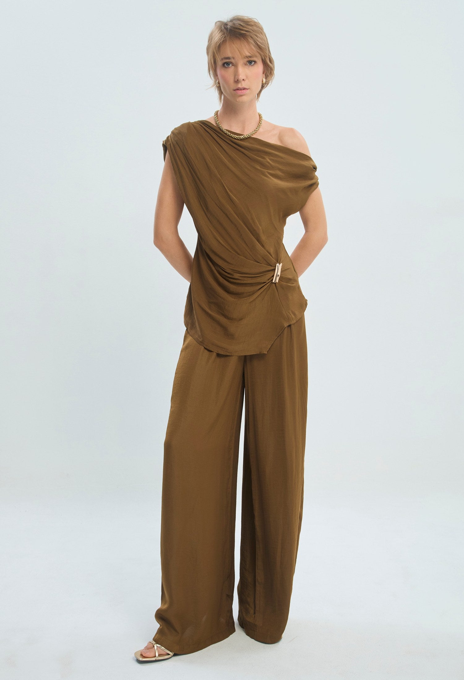 Conjunto verde de blusa asimétrica drapeada y pantalón palazzo en satén BYBLA - vista 2