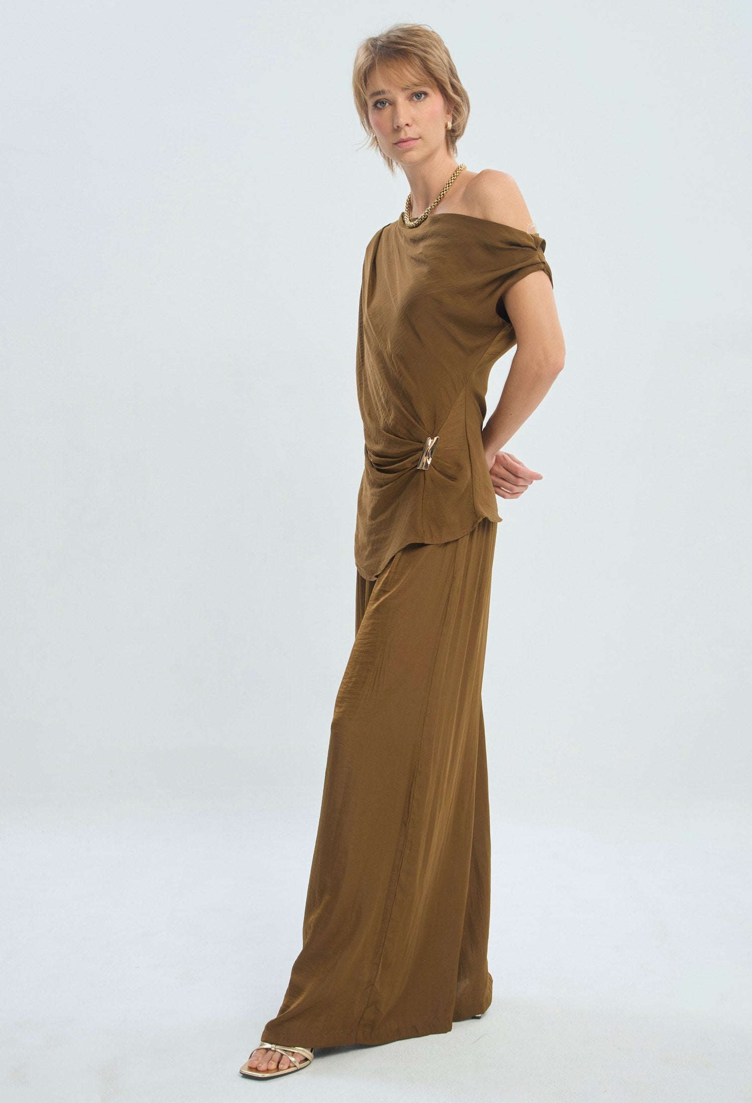Conjunto verde de blusa asimétrica drapeada y pantalón palazzo en satén BYBLA - vista 3
