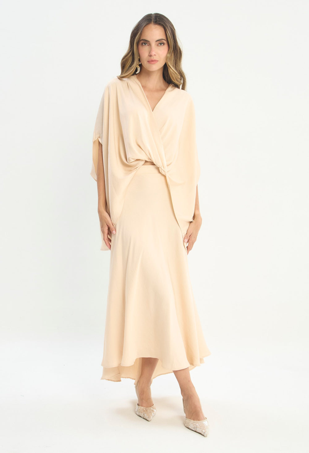 Mujer luciendo conjunto beige BYBLA - Top Cruzado y Falda
