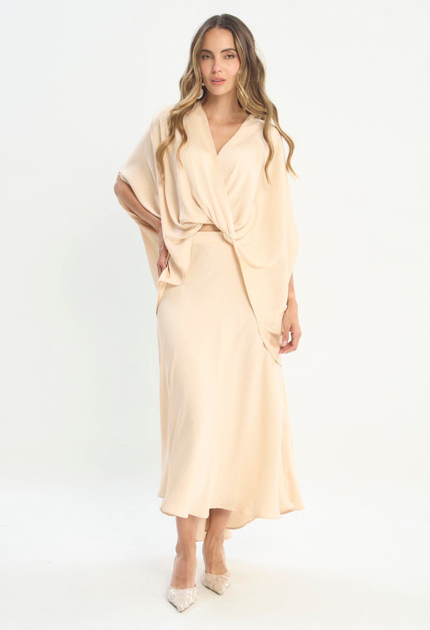 Mujer luciendo conjunto beige BYBLA - Top Cruzado y Falda - vista 2