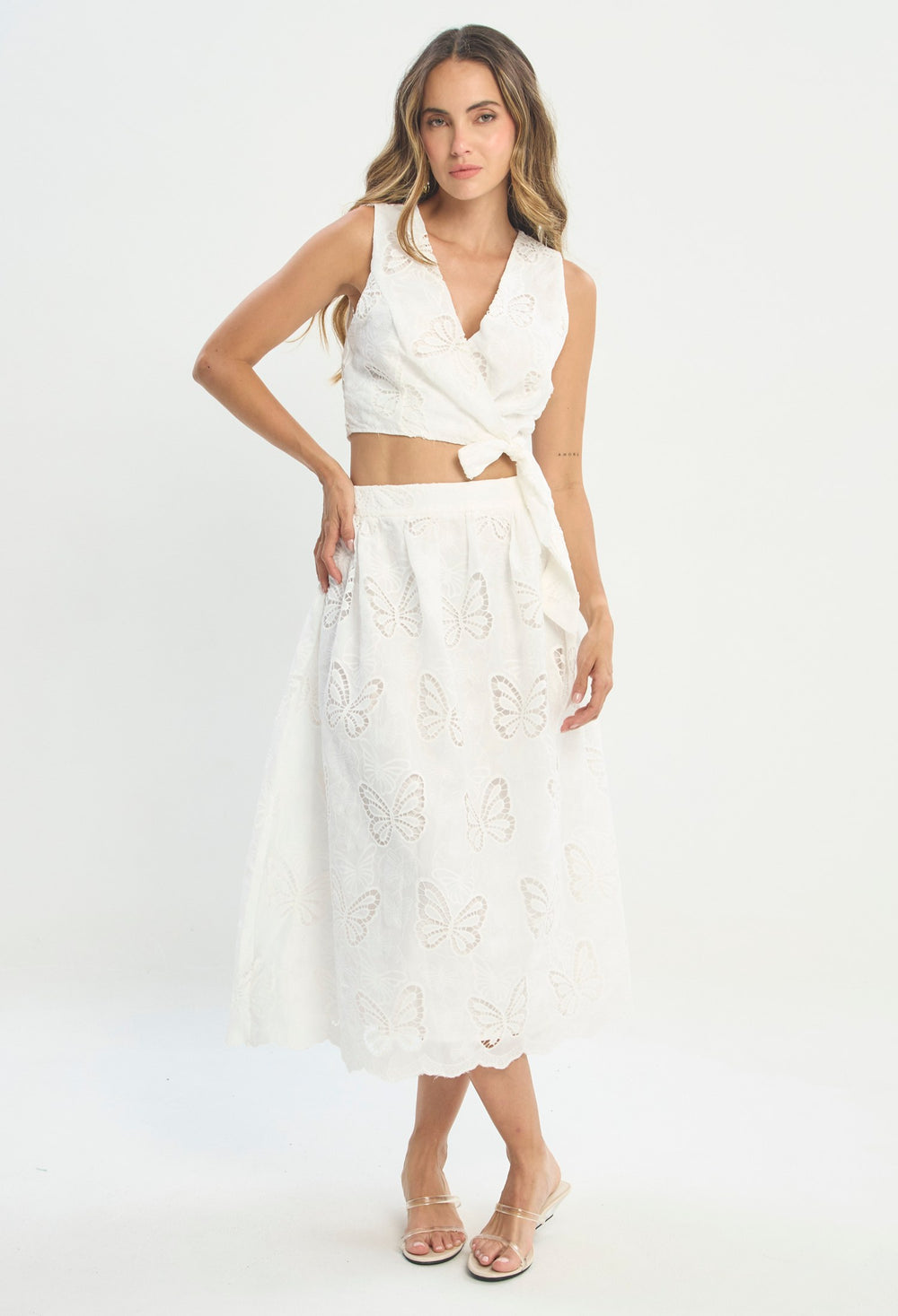 Mujer luciendo conjunto blanco BYBLA - Top y Falda Bordado