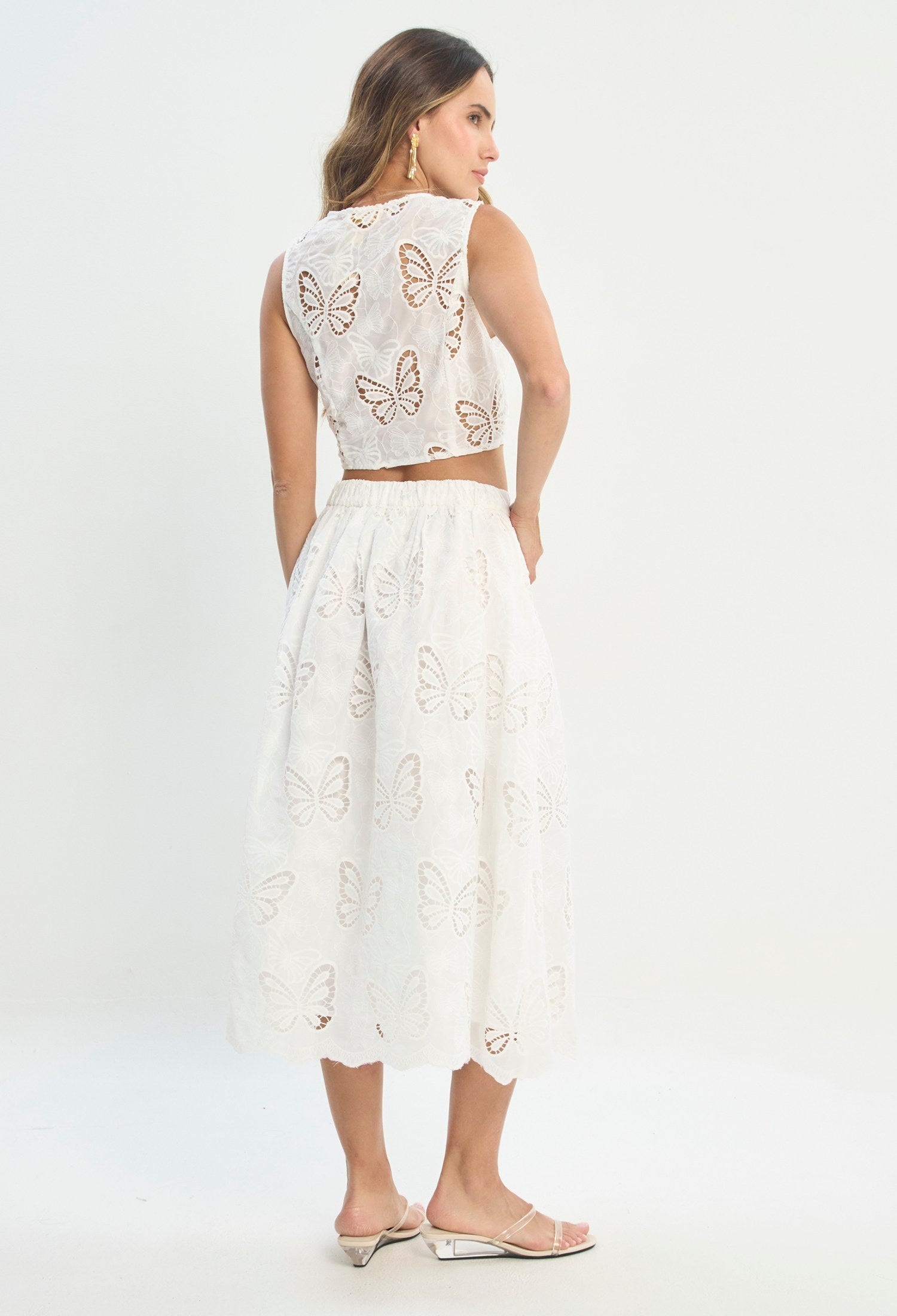 Mujer luciendo conjunto blanco BYBLA - Top y Falda Bordado - vista 3