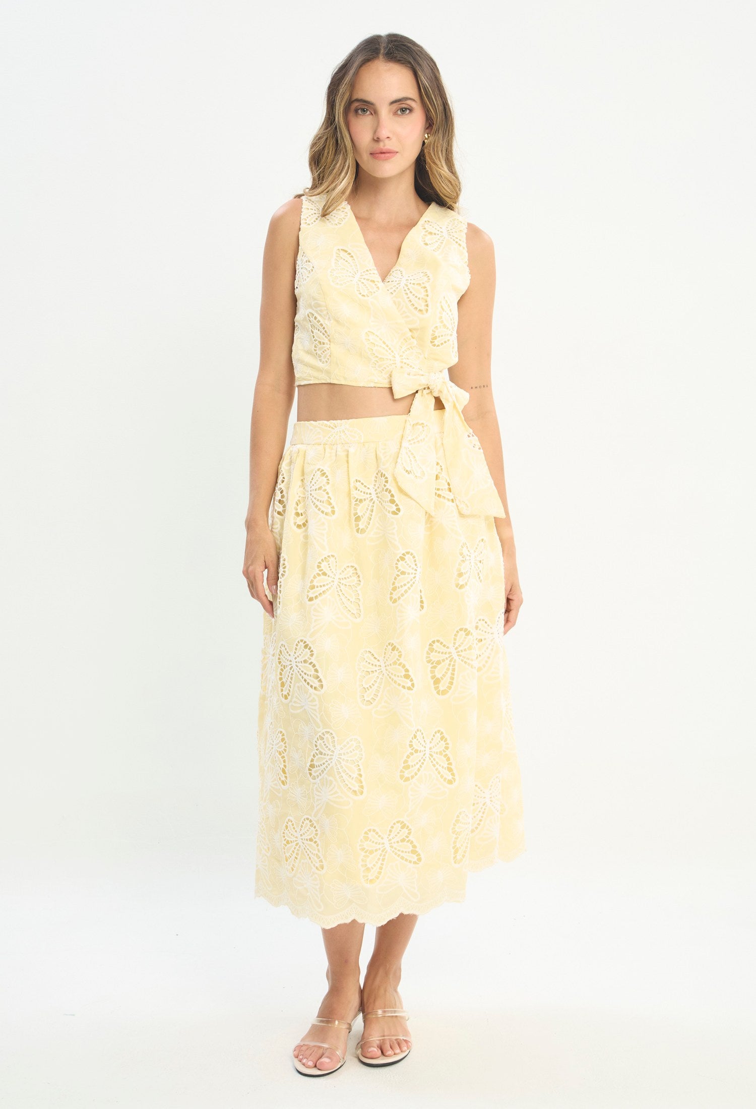 Mujer luciendo conjunto amarillo BYBLA - Top y Falda Bordado