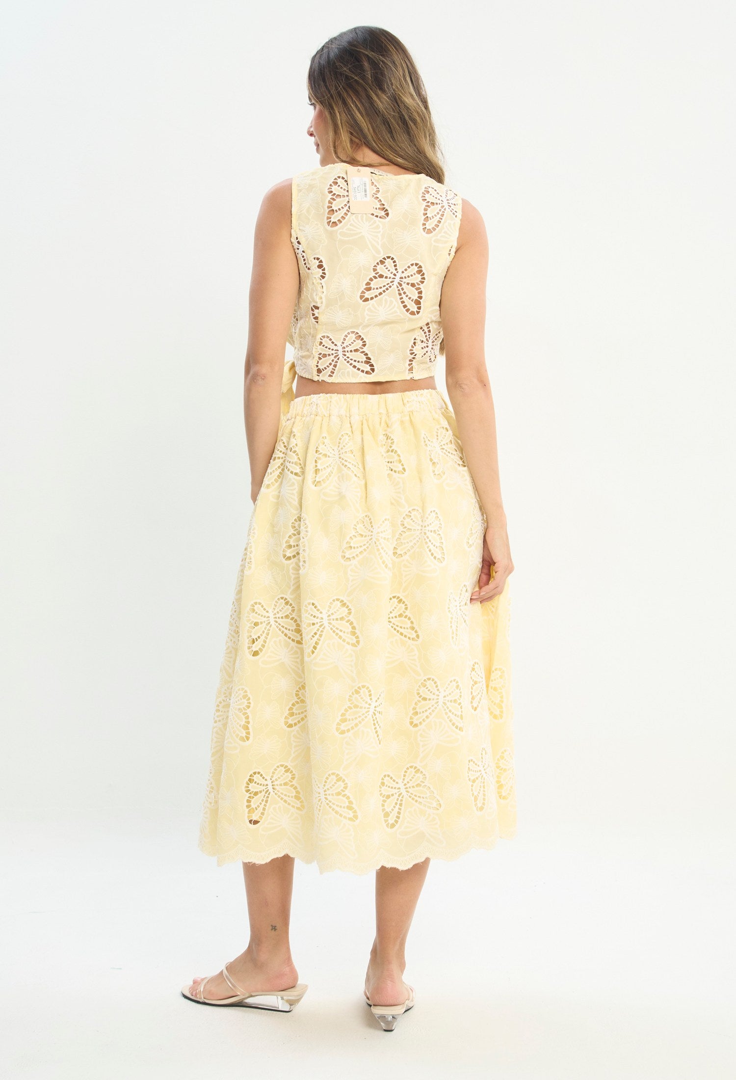 Mujer luciendo conjunto amarillo BYBLA - Top y Falda Bordado - vista 3