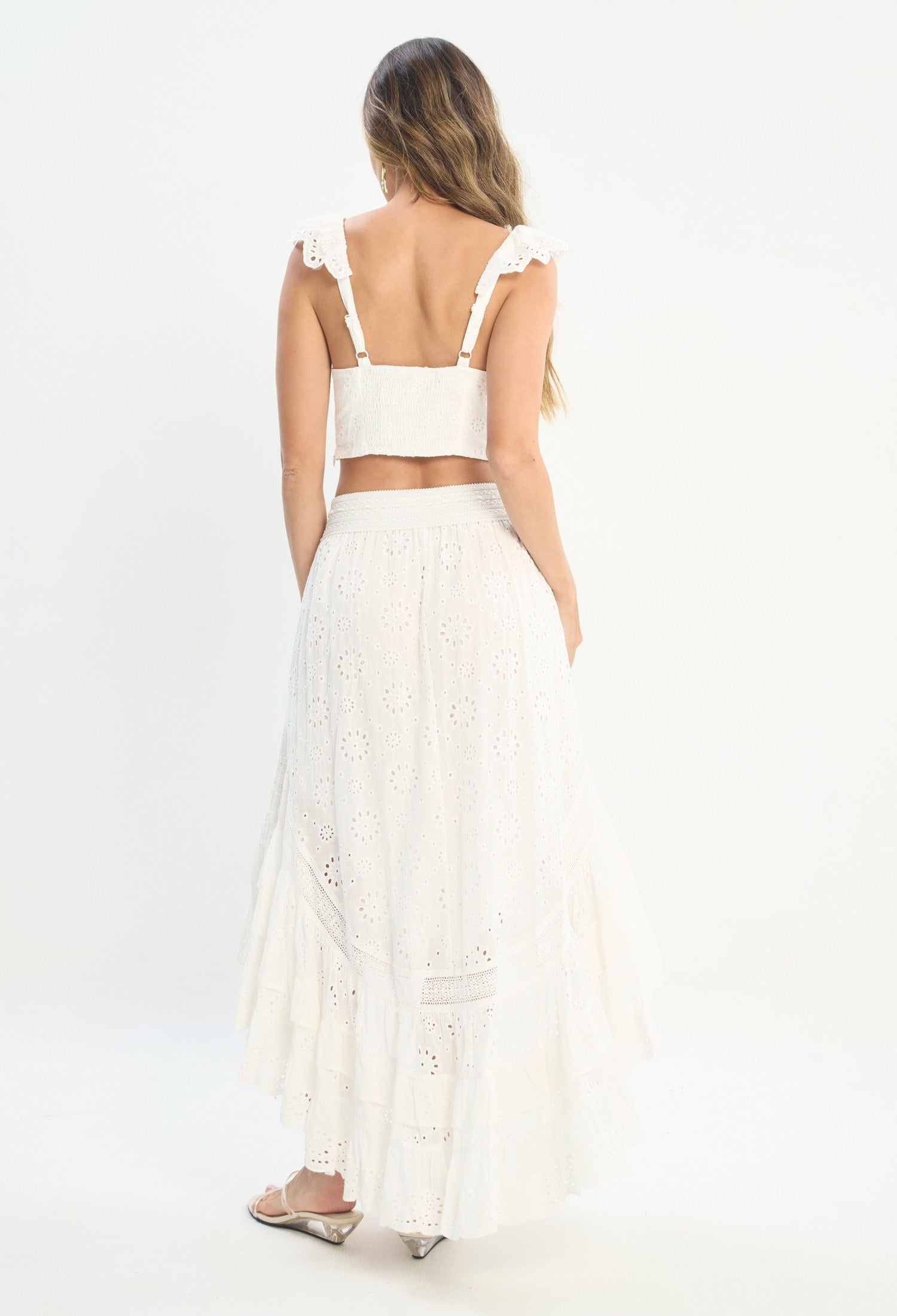 Mujer luciendo conjunto blanco BYBLA - Top y Falda Bordado - vista 4