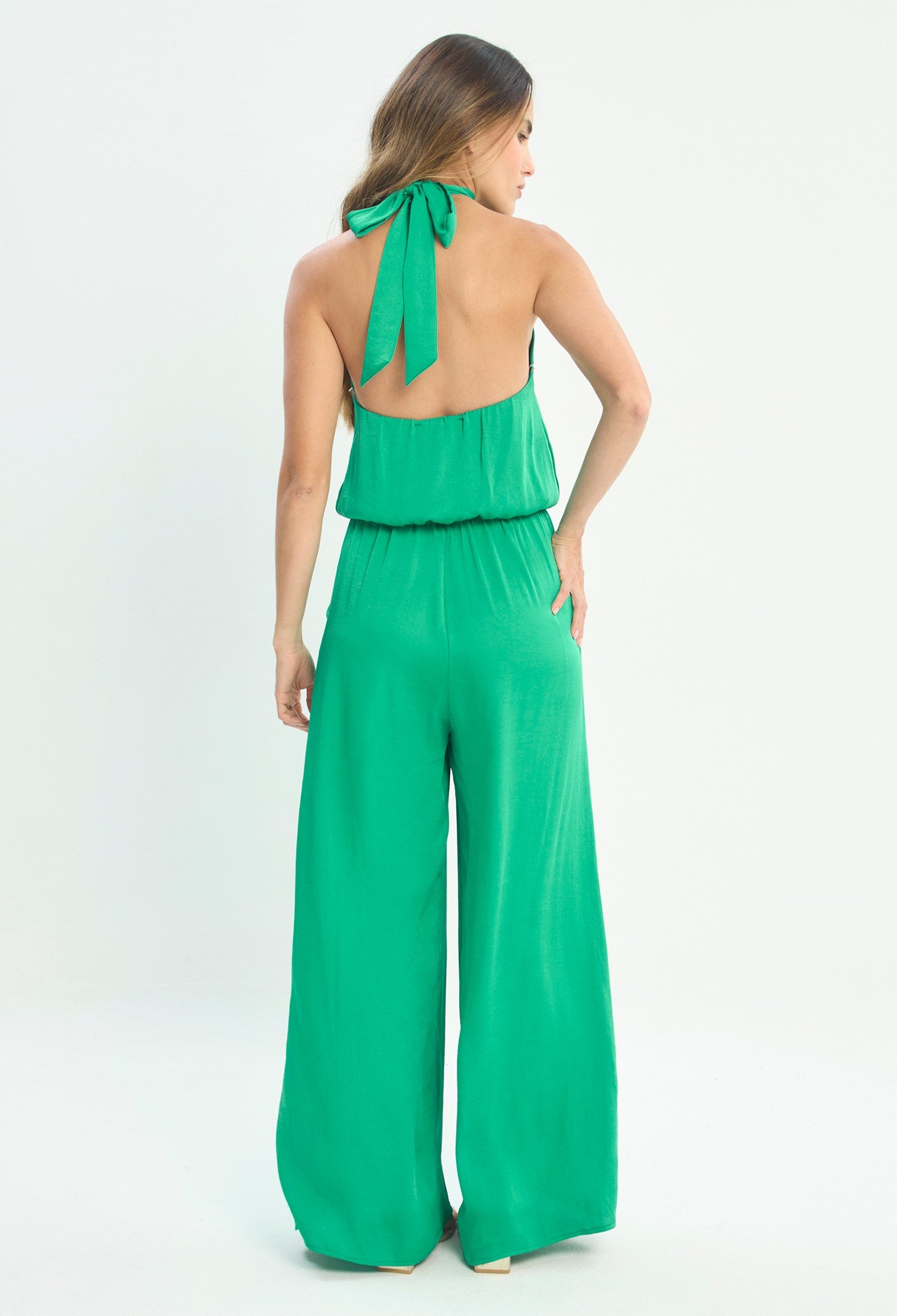 Mujer luciendo enterizo verde BYBLA - Halter Pierna Ancha - vista 3
