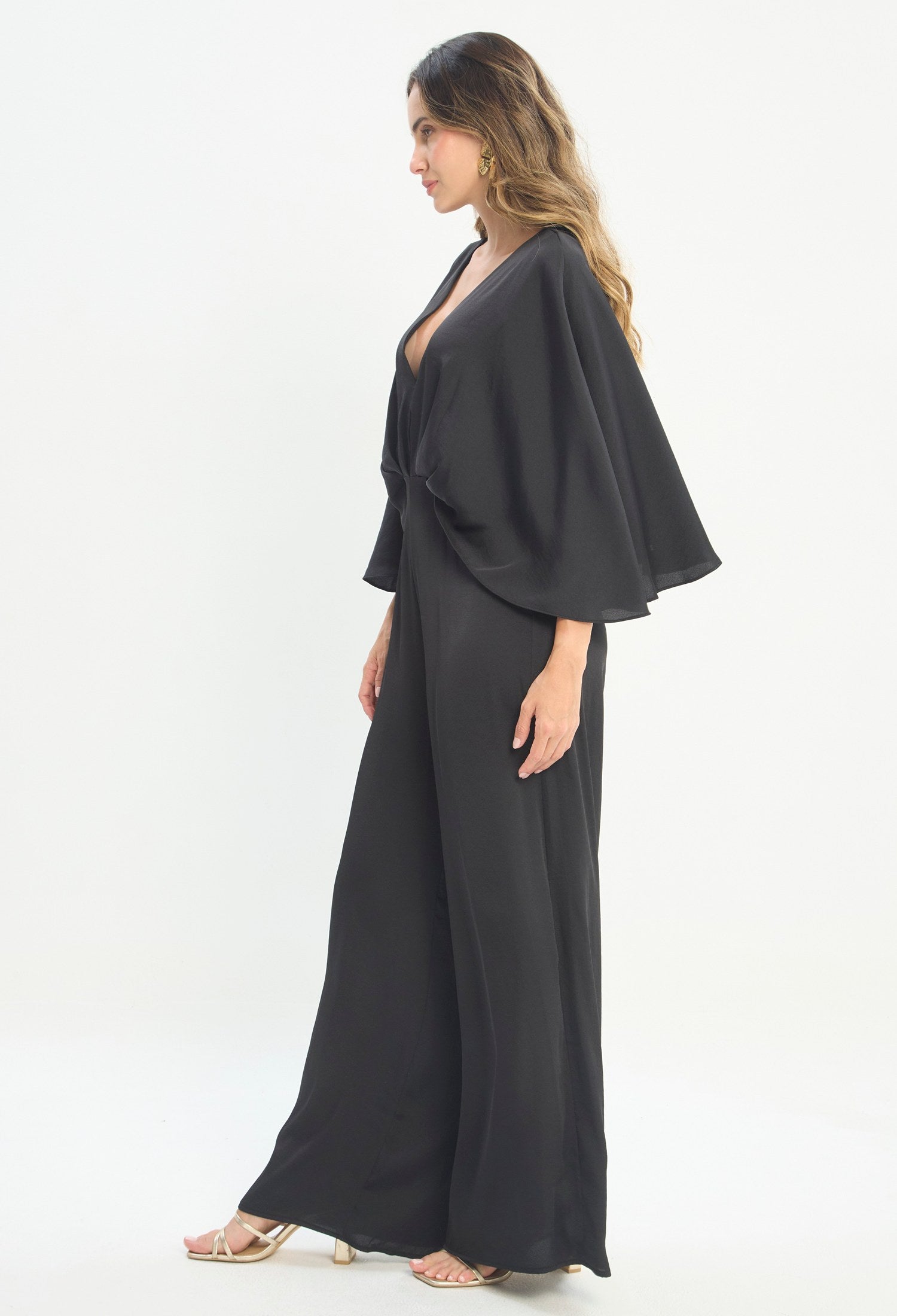 Mujer luciendo enterizo negro BYBLA - Largo Pierna Ancha - vista 2