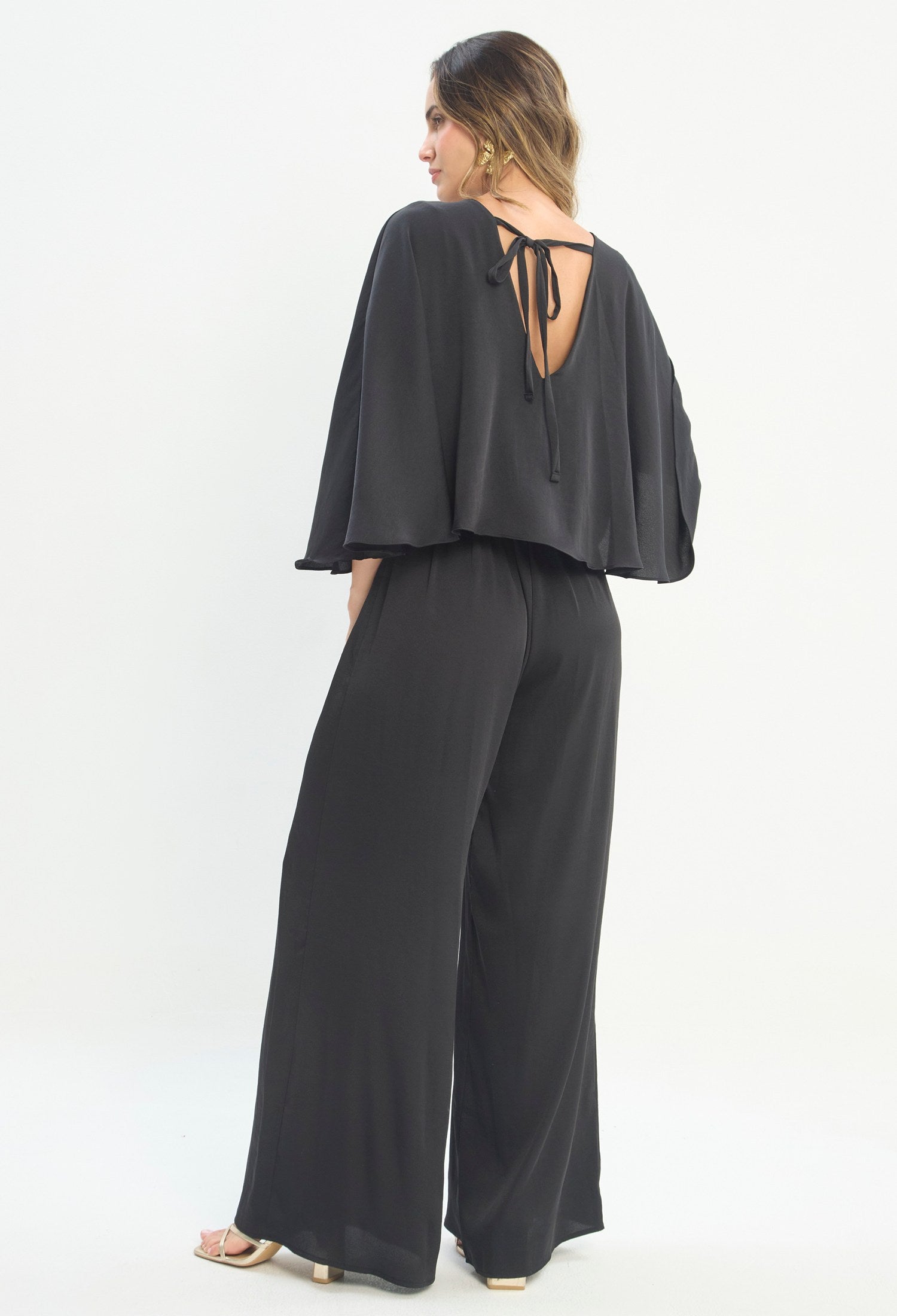 Mujer luciendo enterizo negro BYBLA - Largo Pierna Ancha - vista 3