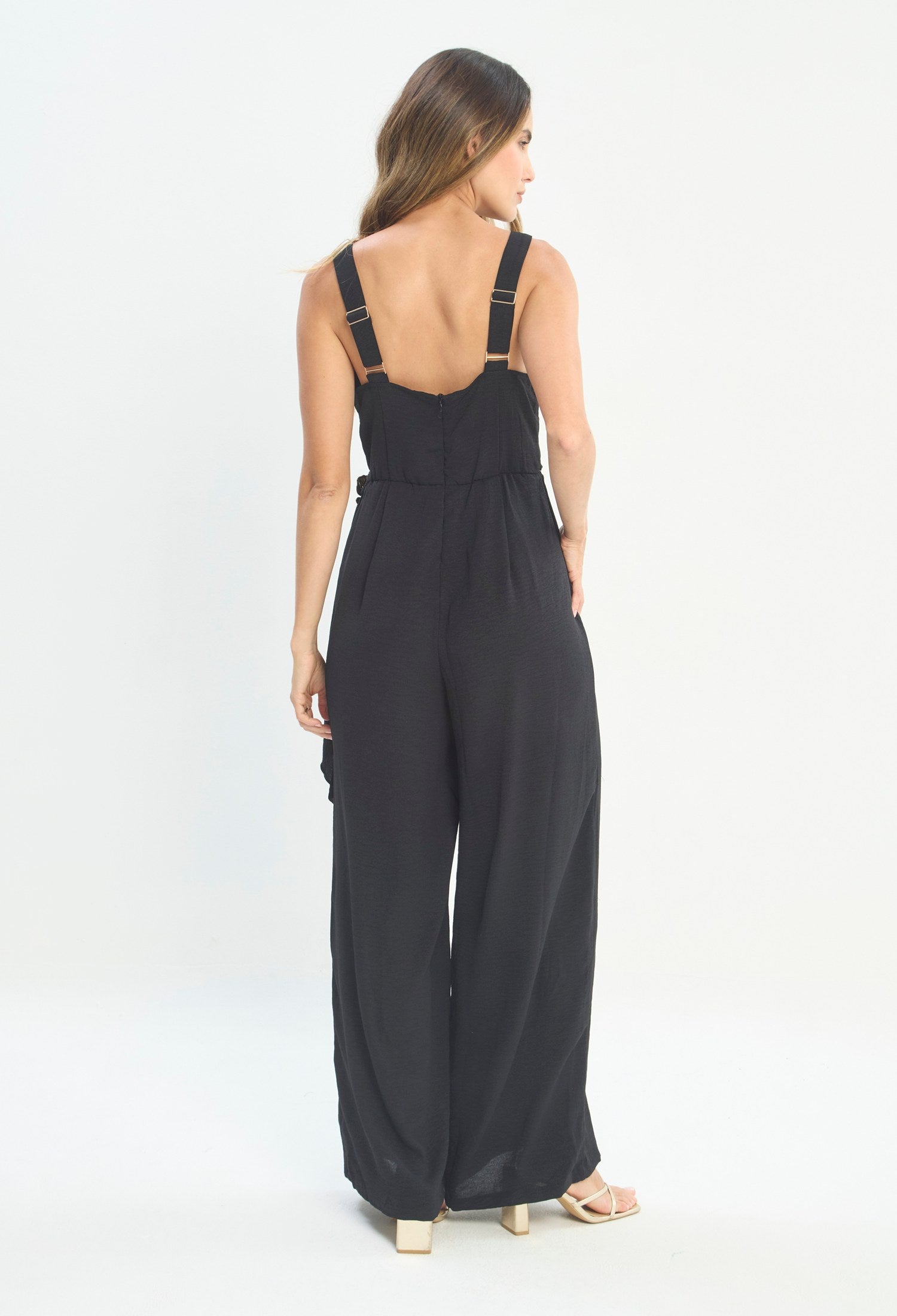 Mujer luciendo enterizo negro BYBLA - Tiritas Pierna Ancha - vista 3
