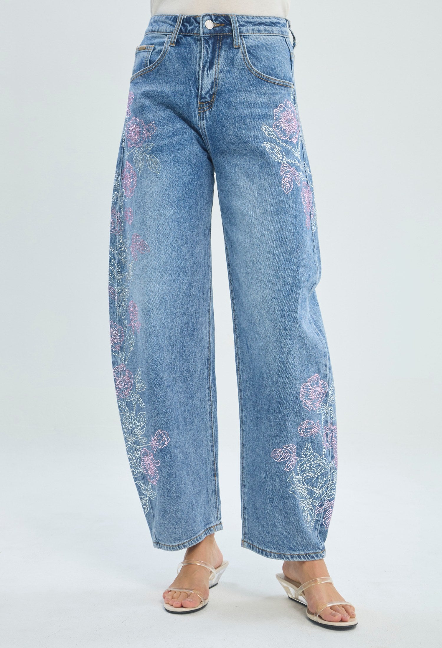 Jean barrel azul con flores en pedrería rosa y plateada en los laterales - vista 2