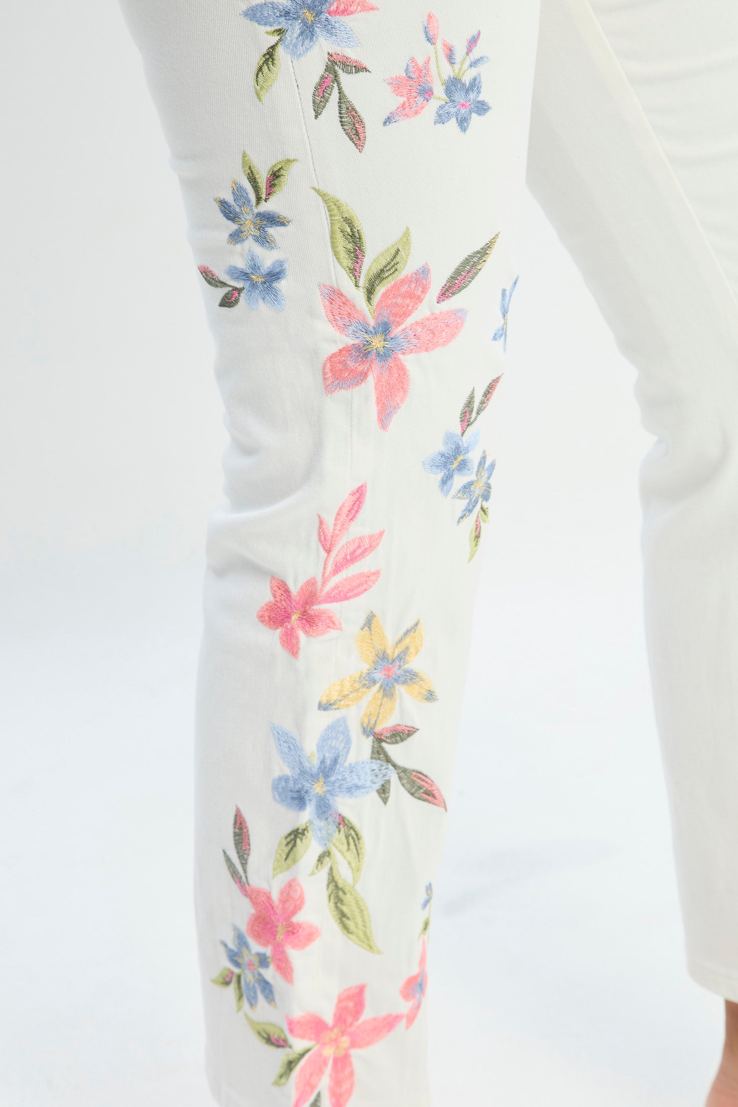 Jean Blanco con Bordados Florales Laterales NEW