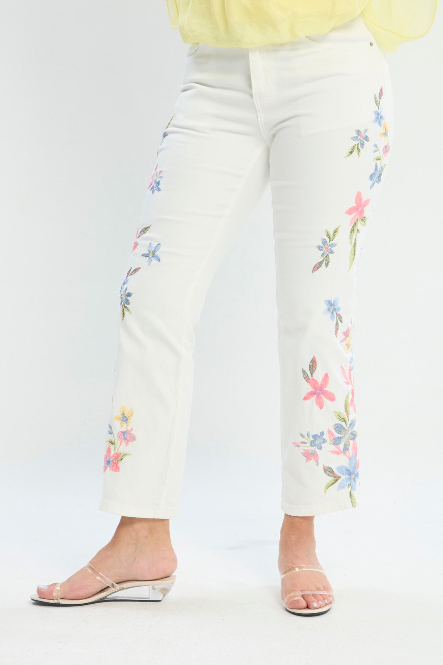 Jean Blanco con Bordados Florales Laterales NEW
