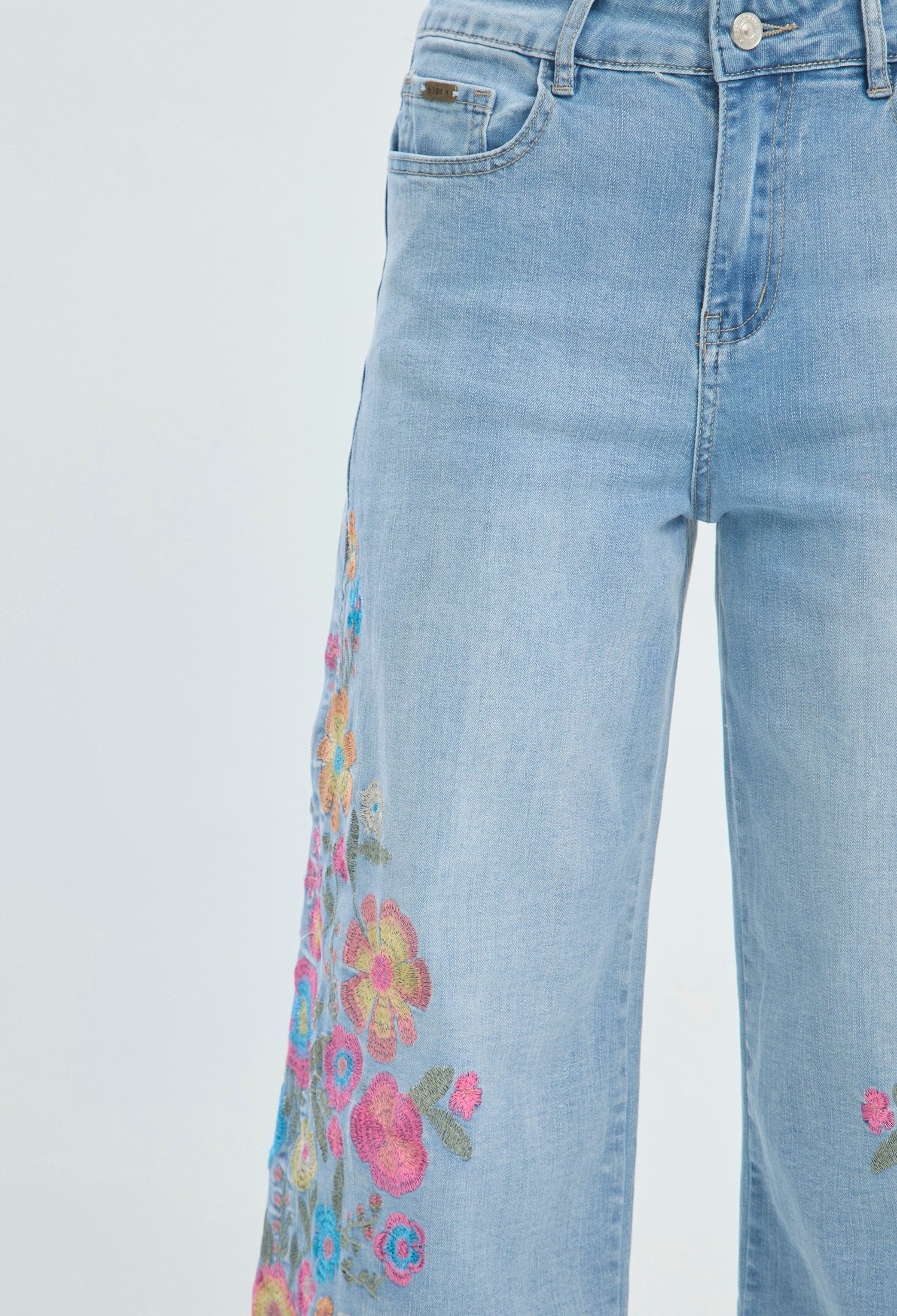 Jean azul claro de pierna amplia con bordado de flores multicolor BYBLA - vista 3
