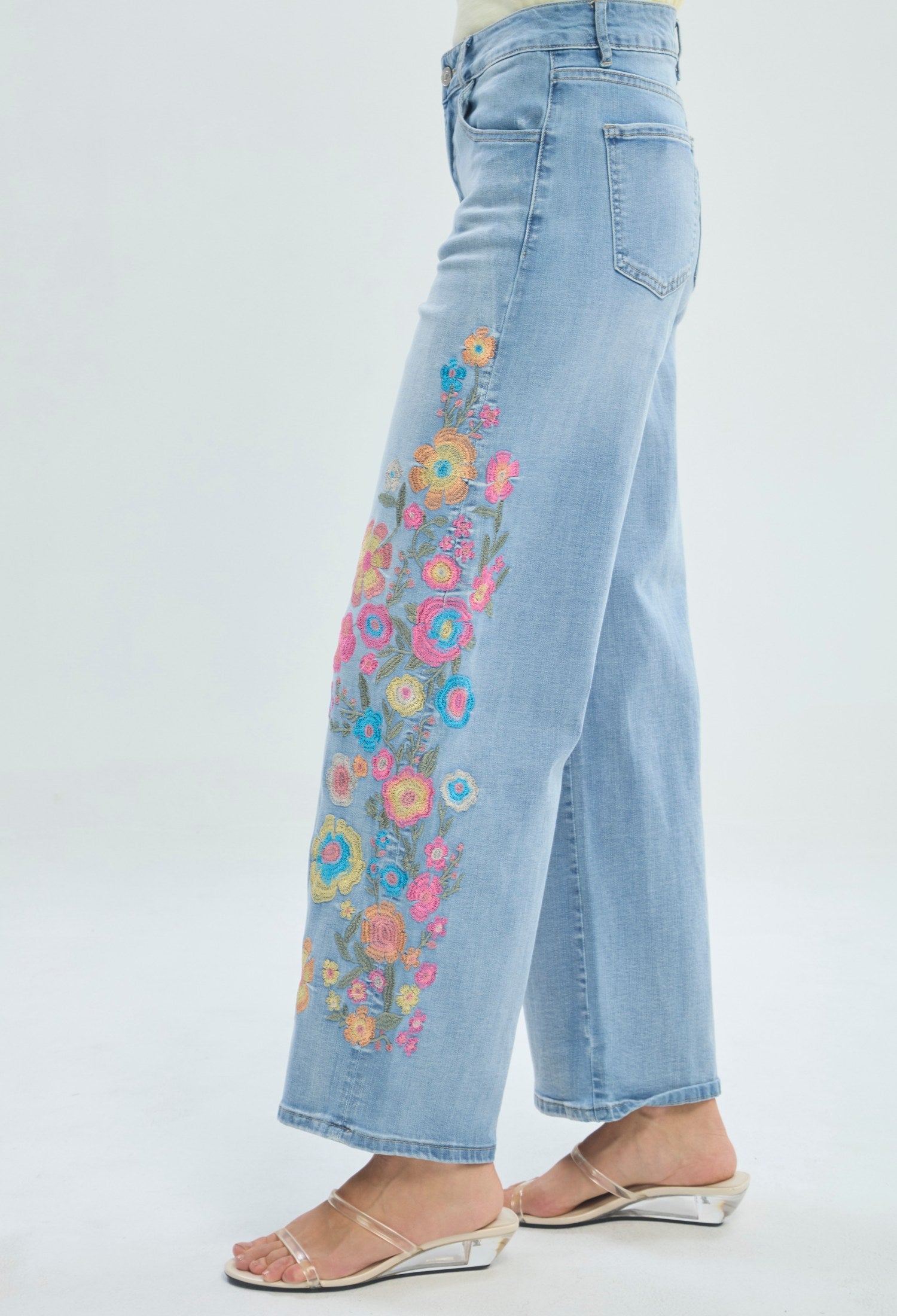 Jean azul claro de pierna amplia con bordado de flores multicolor BYBLA - vista 4