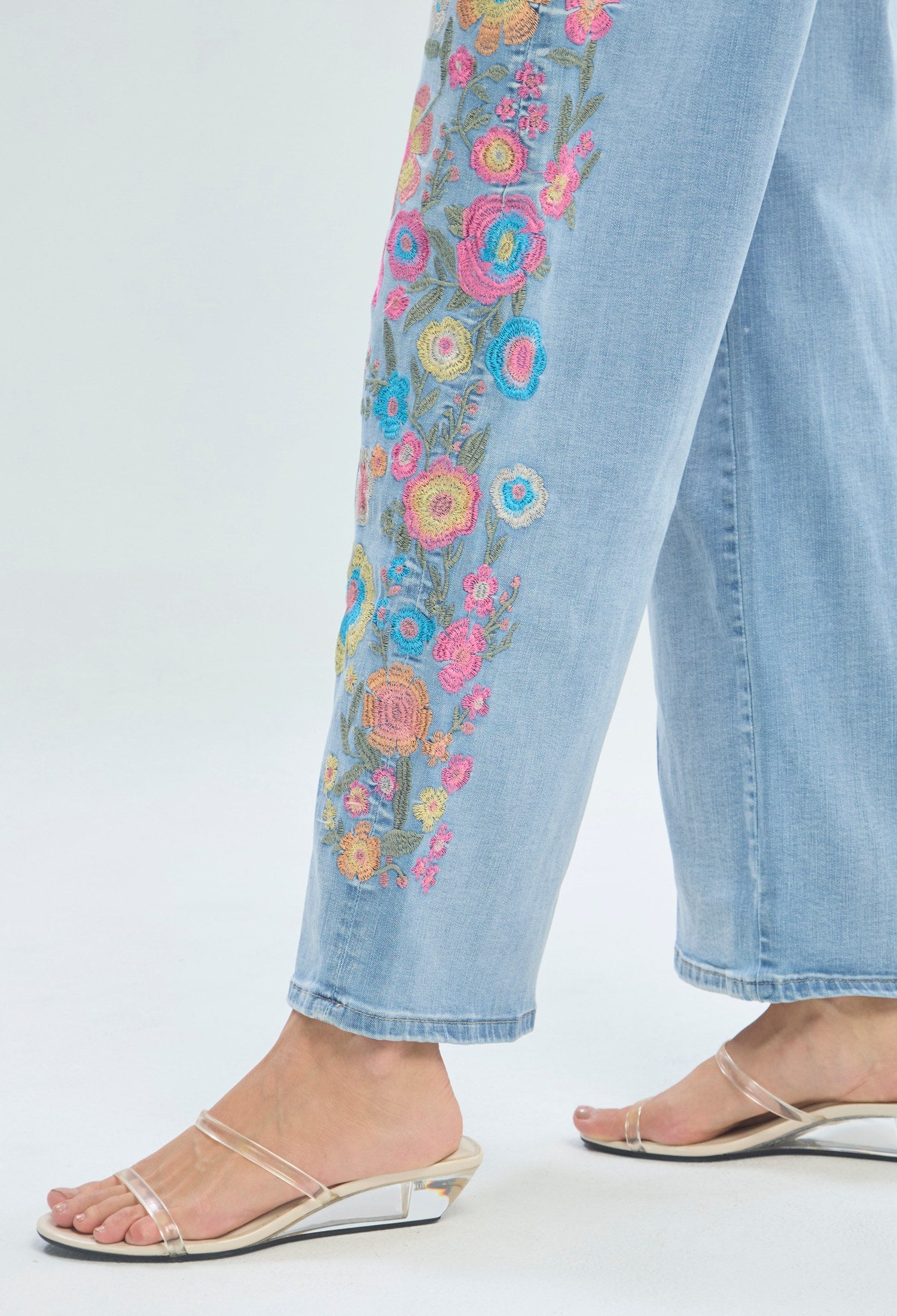 Jean azul claro de pierna amplia con bordado de flores multicolor BYBLA - vista 5