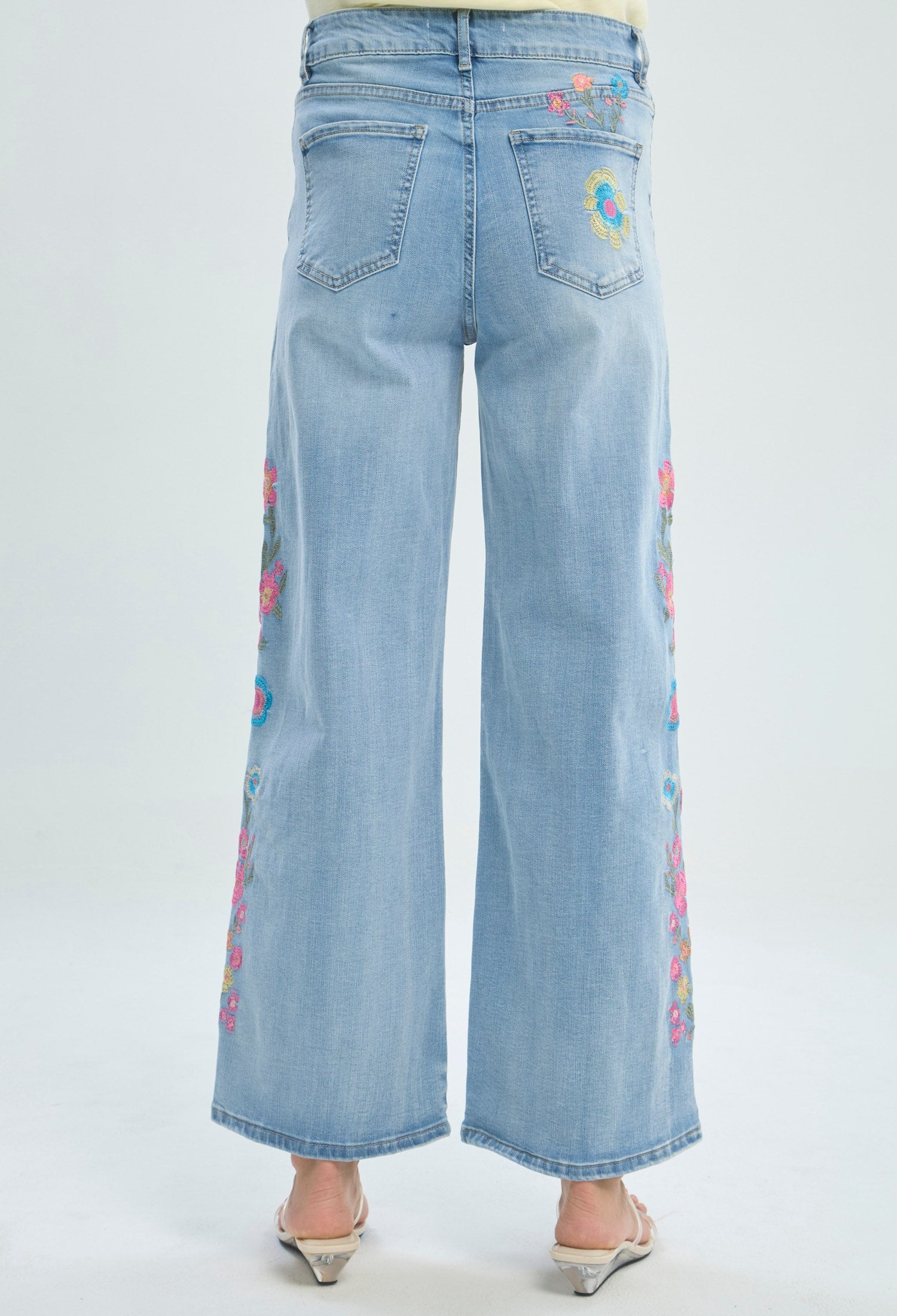Jean azul claro de pierna amplia con bordado de flores multicolor BYBLA - vista 7