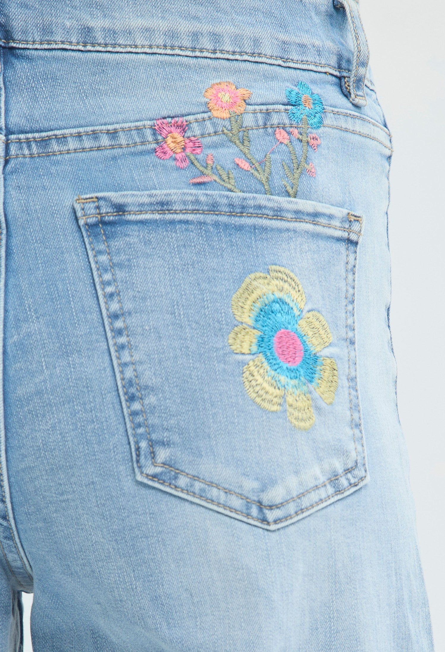 Jean azul claro de pierna amplia con bordado de flores multicolor BYBLA - vista 8