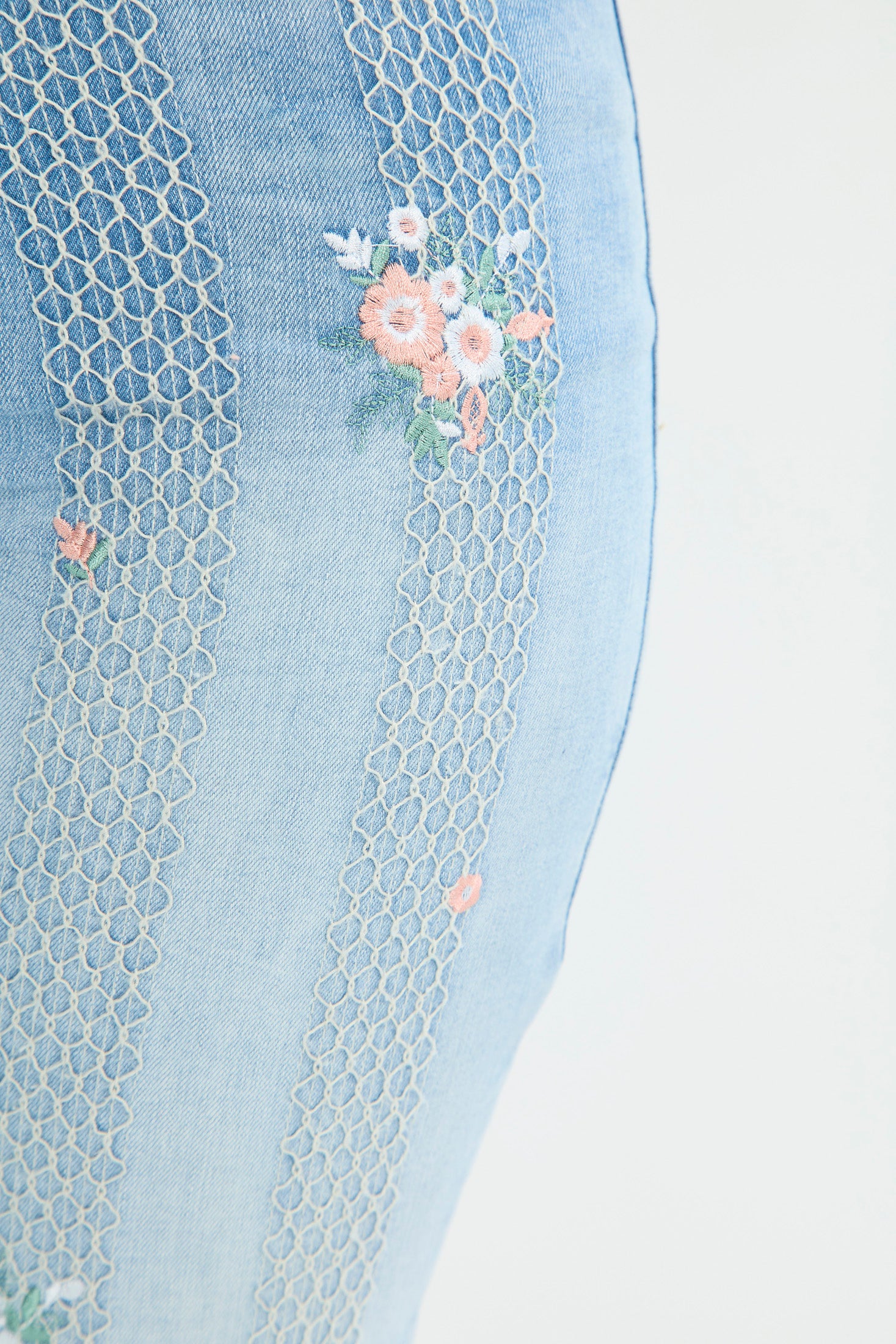 Jean en Denim Bordados Florales NEW vista 6 - BYBLA Colombia