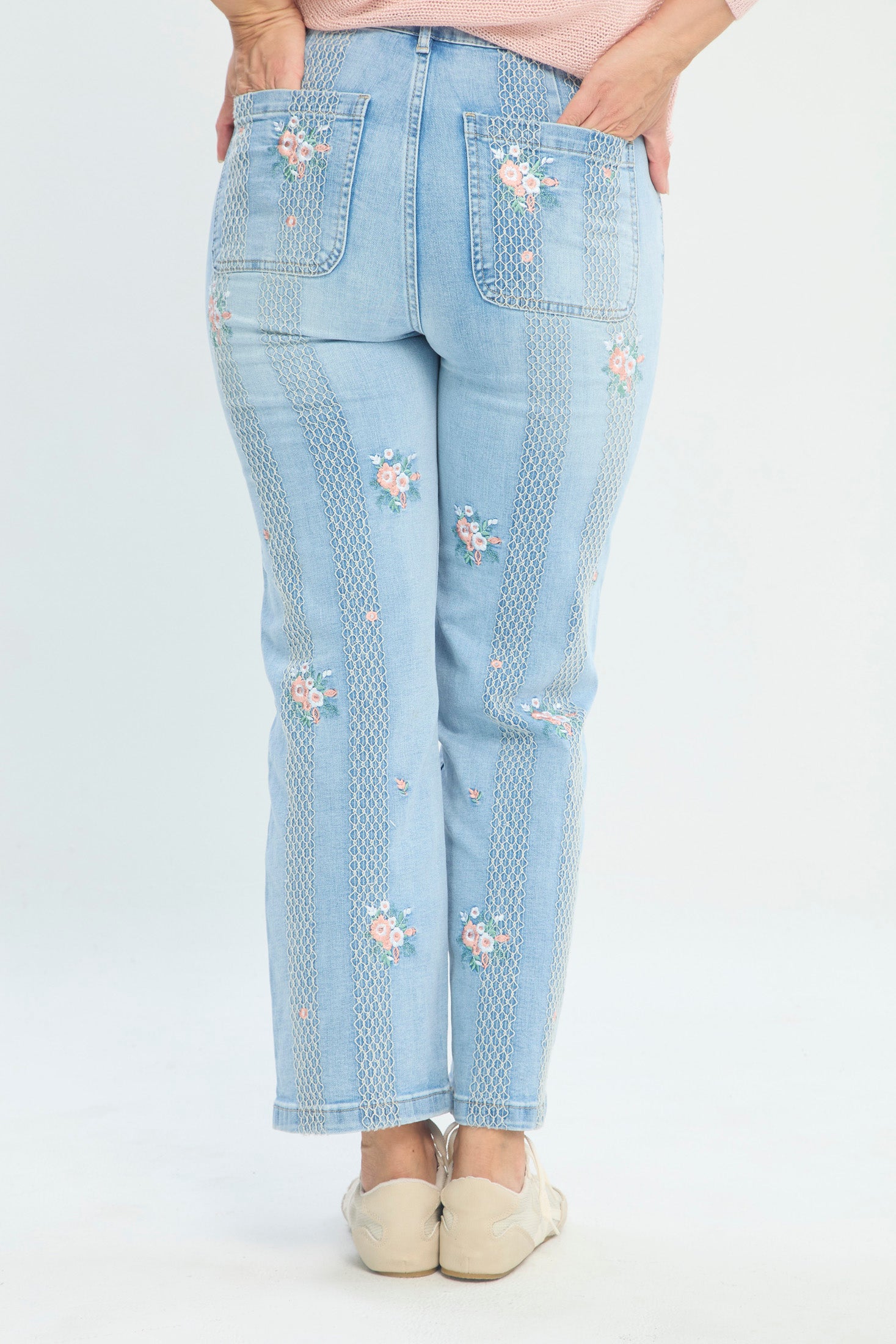 Jean en Denim Bordados Florales NEW vista 4 - BYBLA Colombia