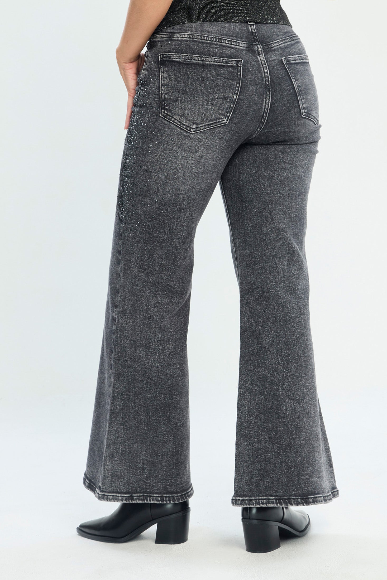 Jean Detalles de Flores con Piedras NEW