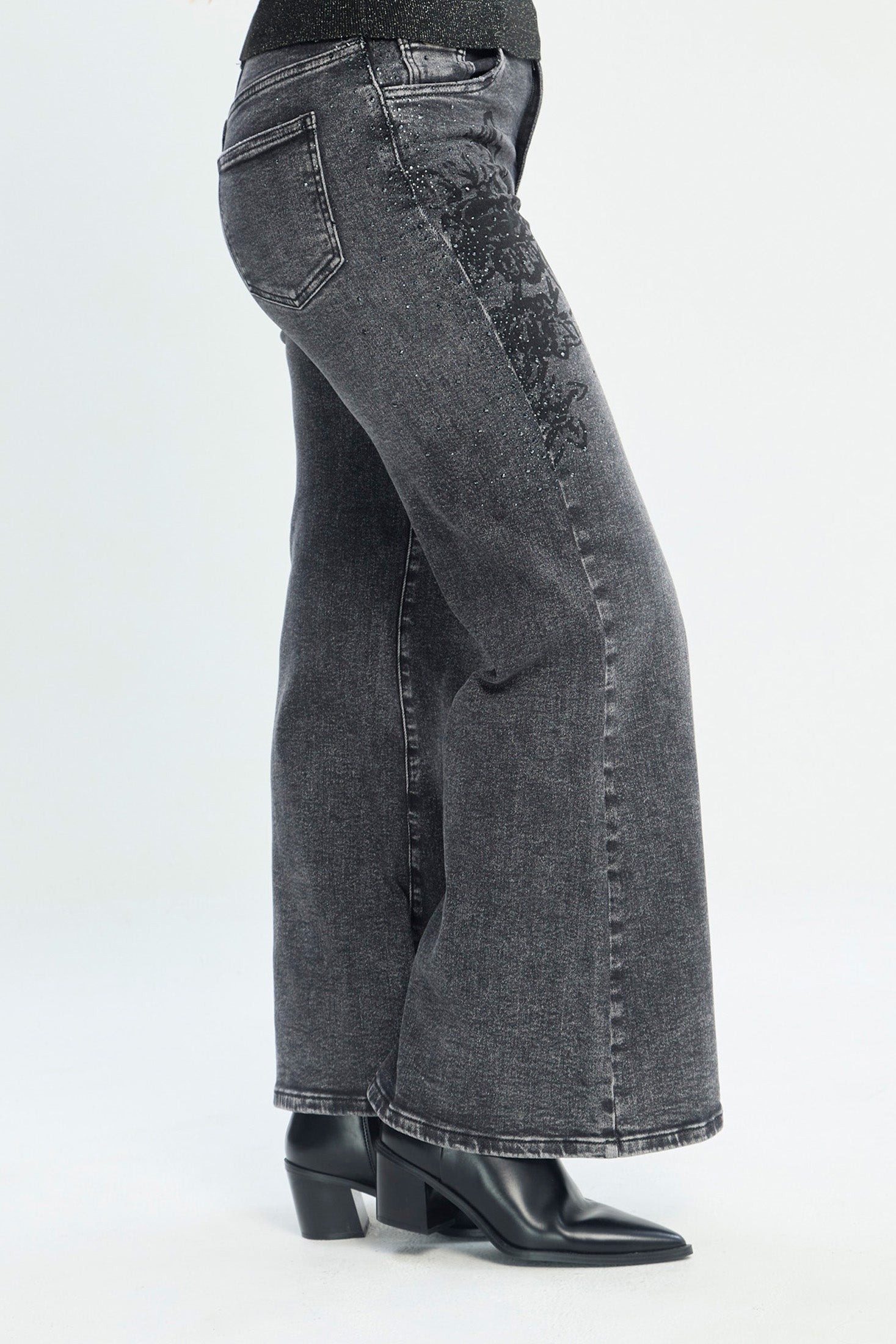 Jean Detalles de Flores con Piedras NEW