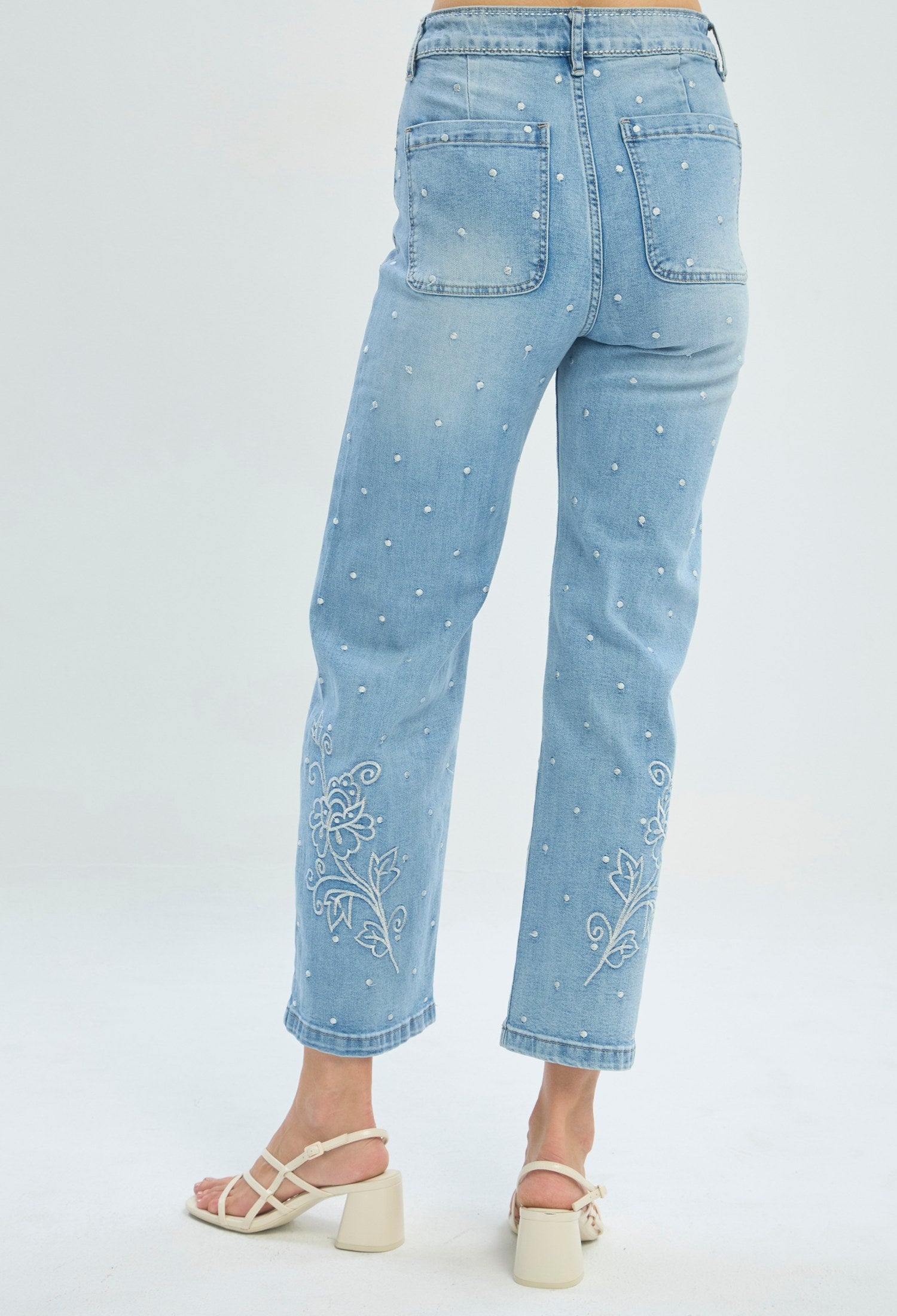 Jean azul claro con perlas aplicadas y flores bordadas en la bota BYBLA - vista 7