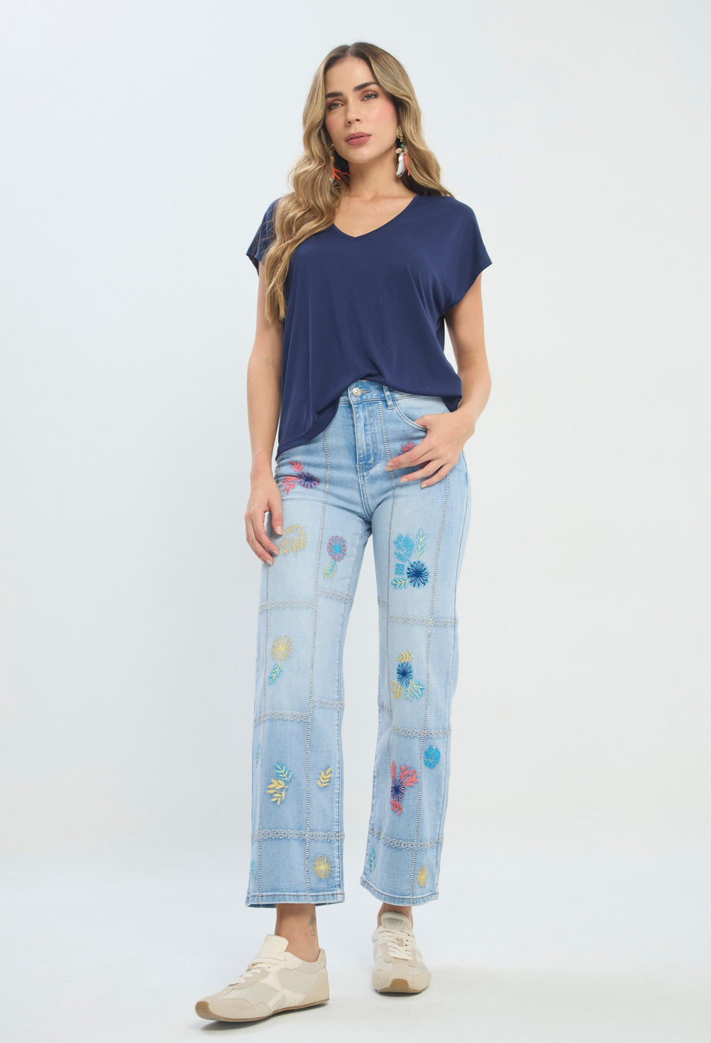 Jean recto azul claro bordado floral multicolor BYBLA