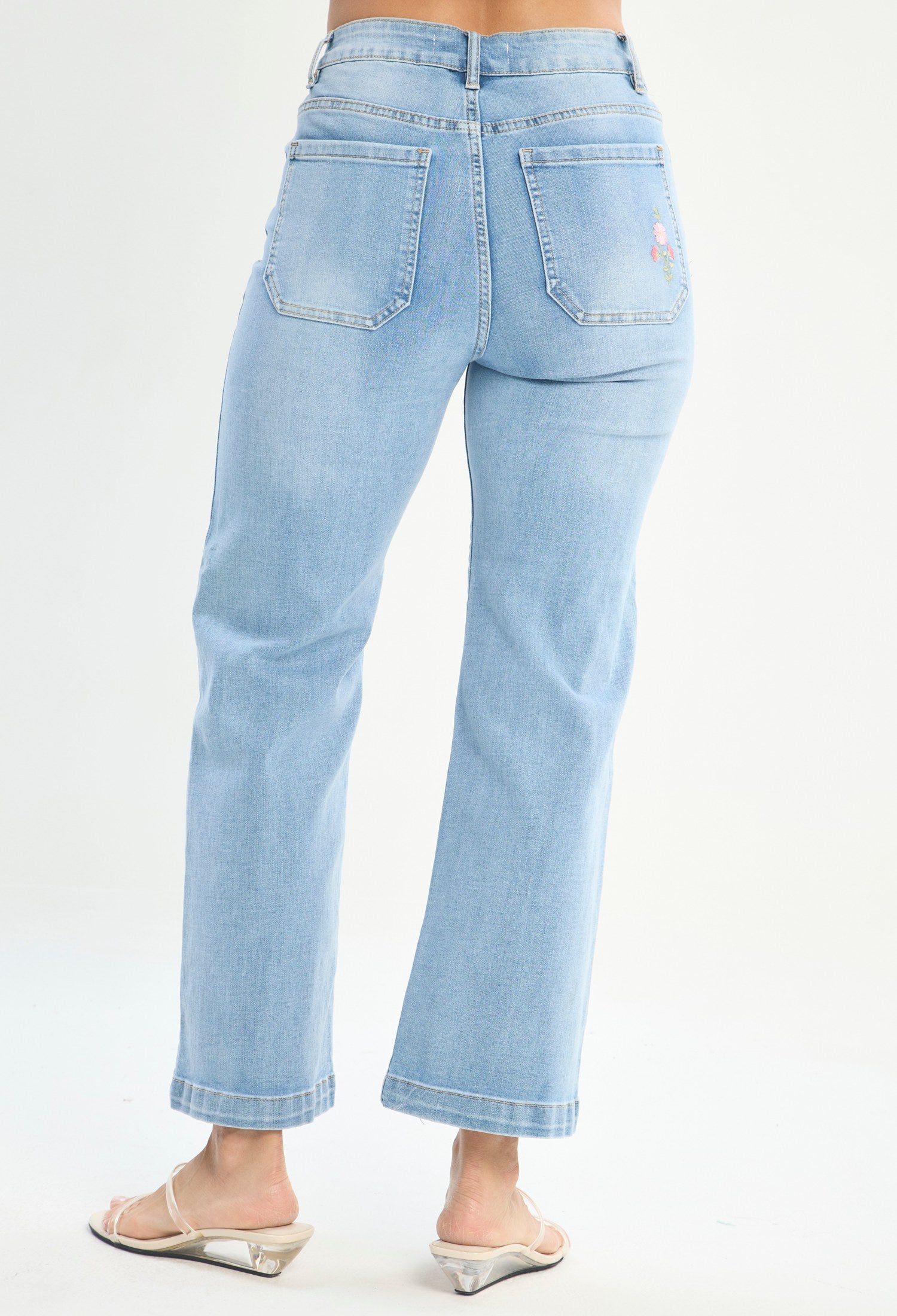 Mujer luciendo jean azul BYBLA - Wide Leg Bordado Calado - vista 5