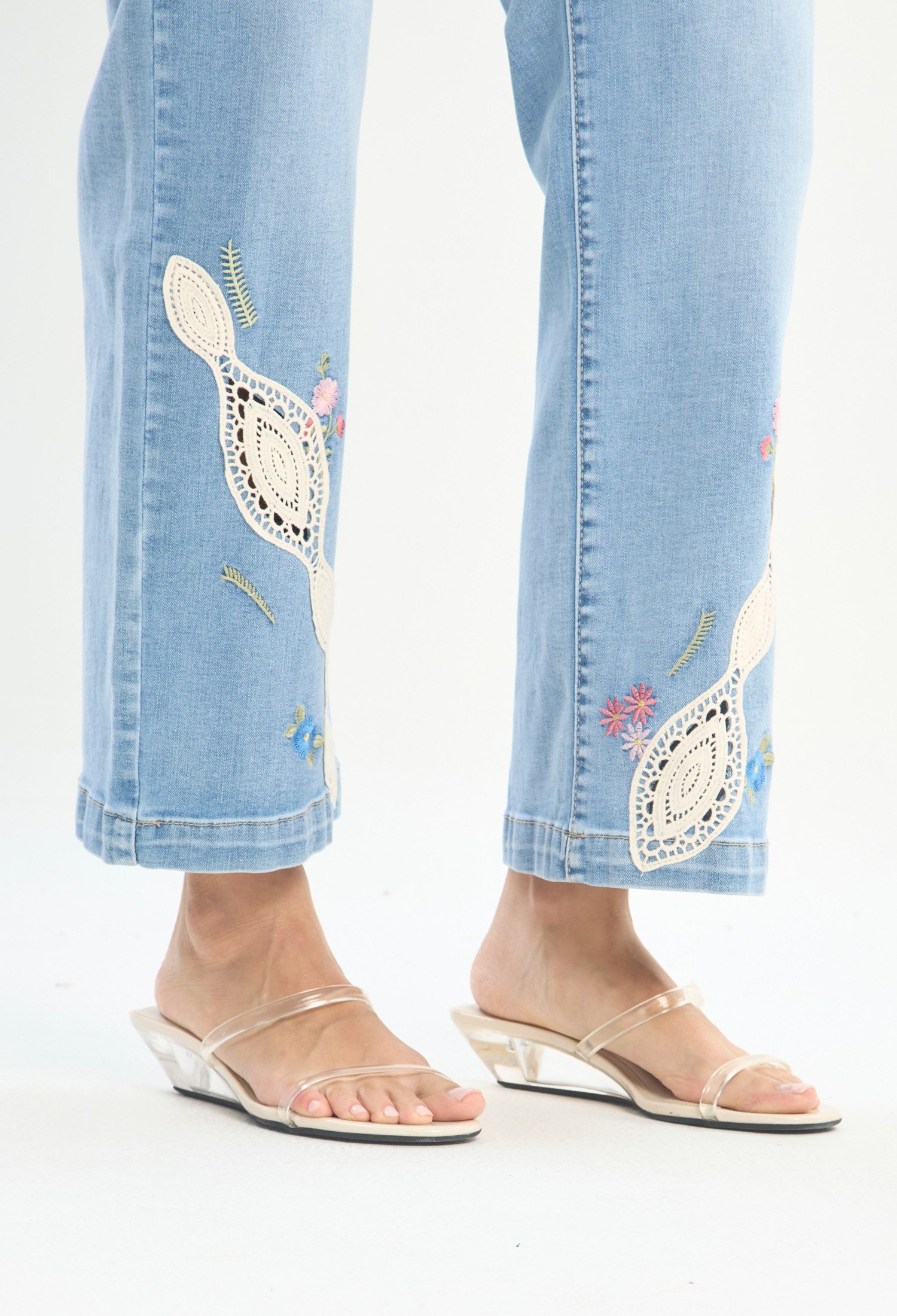 Mujer luciendo jean azul BYBLA - Wide Leg Bordado Calado - vista 6