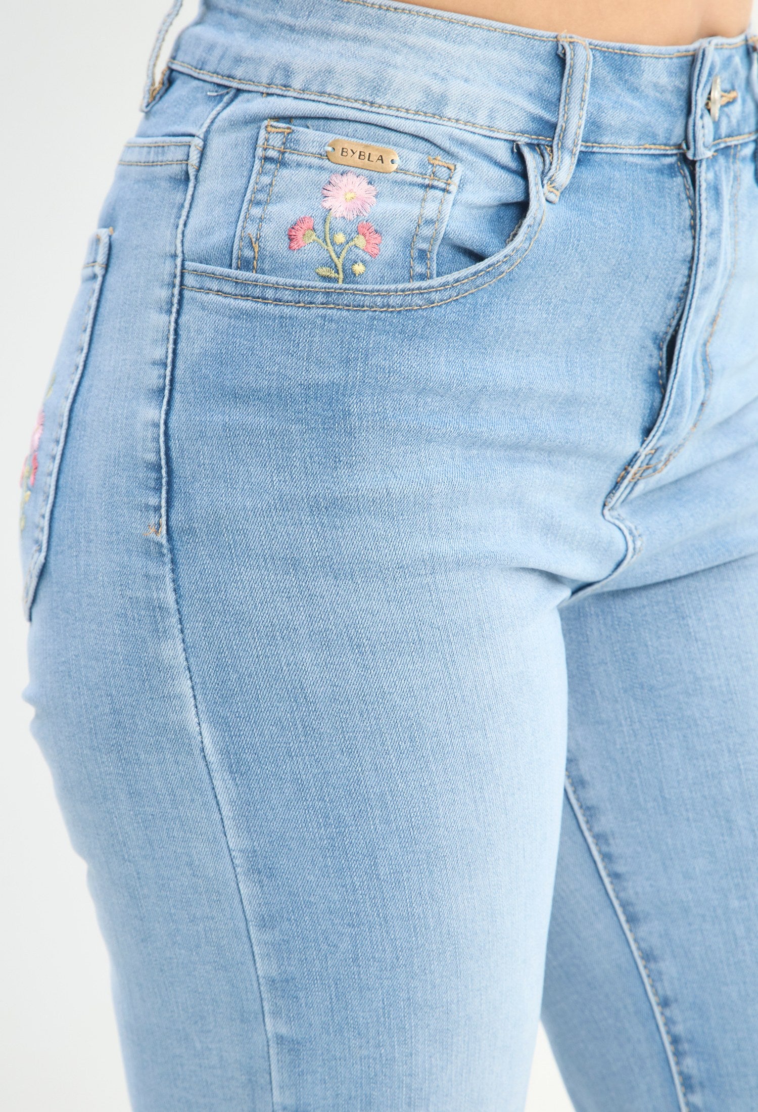 Mujer luciendo jean azul BYBLA - Wide Leg Bordado Calado - vista 8