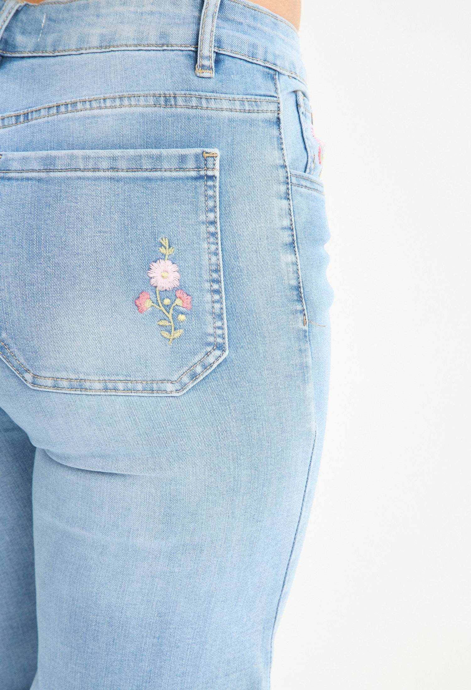Mujer luciendo jean azul BYBLA - Wide Leg Bordado Calado - vista 9