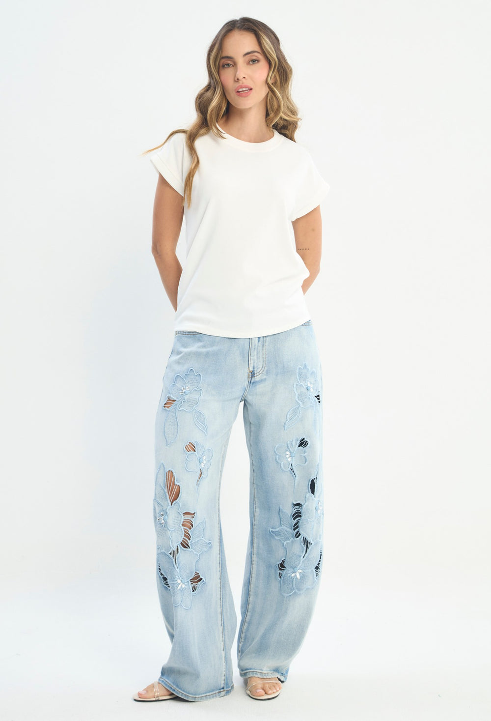 Mujer luciendo jean azul BYBLA - Wide Leg Bordado Étnico