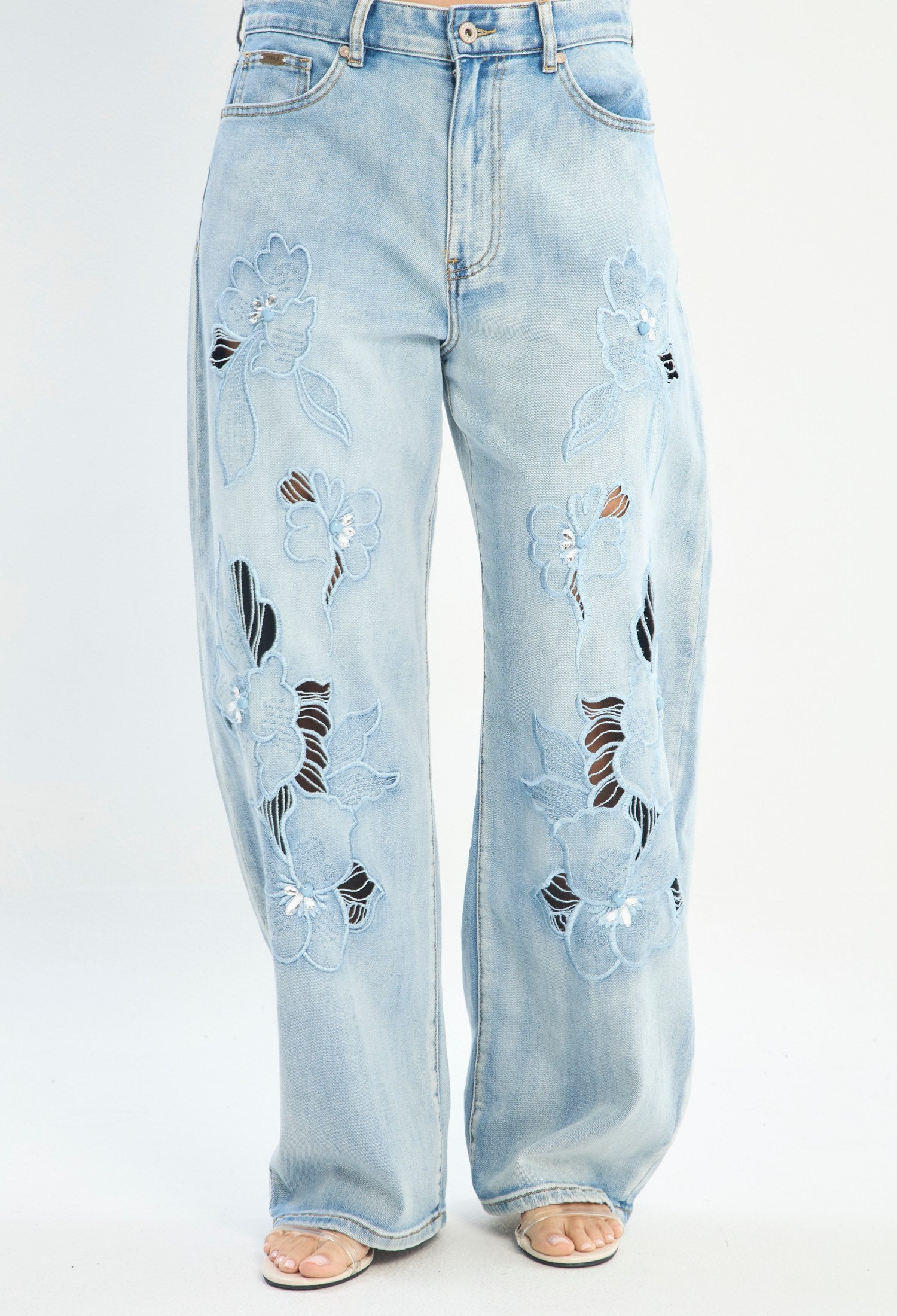 Mujer luciendo jean azul BYBLA - Wide Leg Bordado Étnico - vista 2