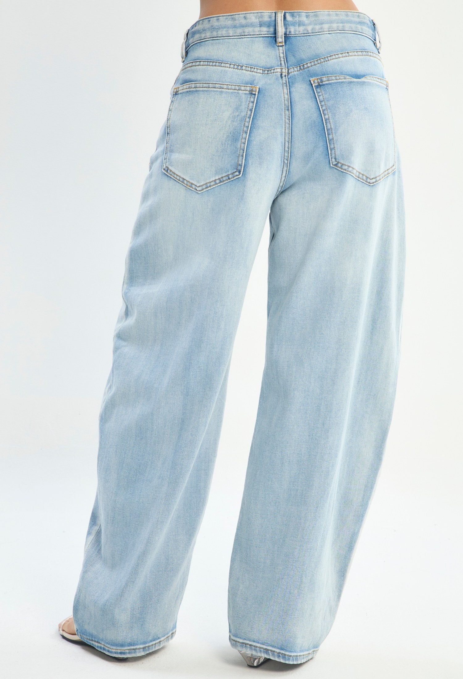 Mujer luciendo jean azul BYBLA - Wide Leg Bordado Étnico - vista 4