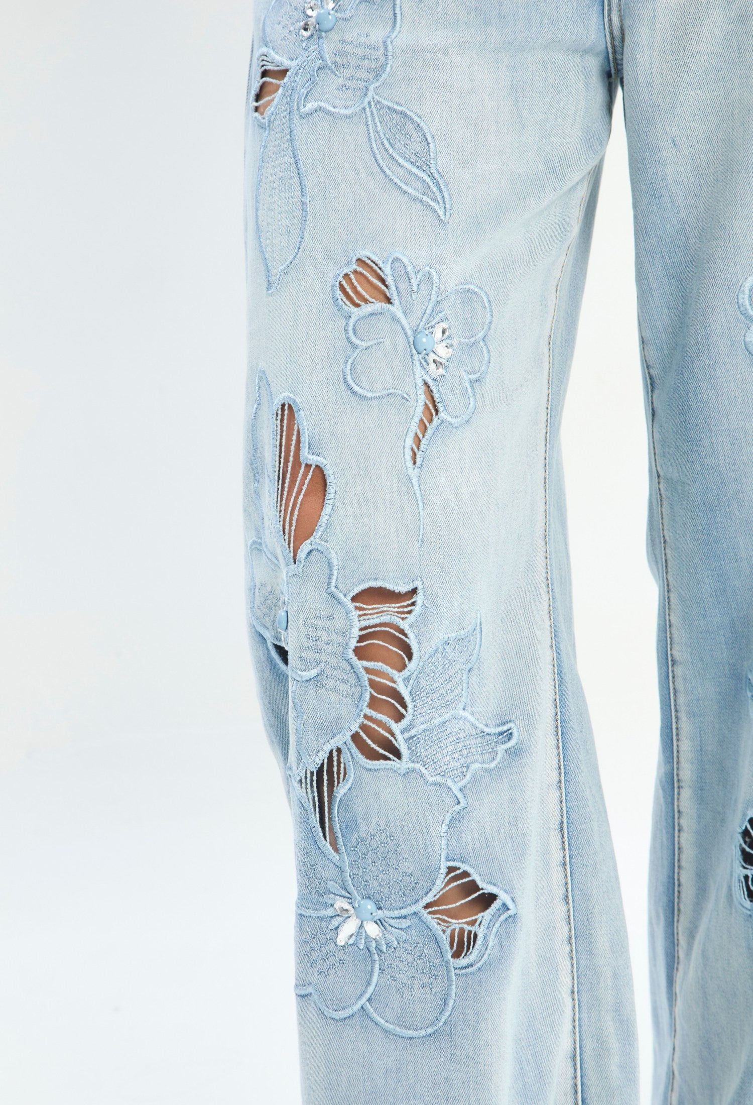 Mujer luciendo jean azul BYBLA - Wide Leg Bordado Étnico - vista 5