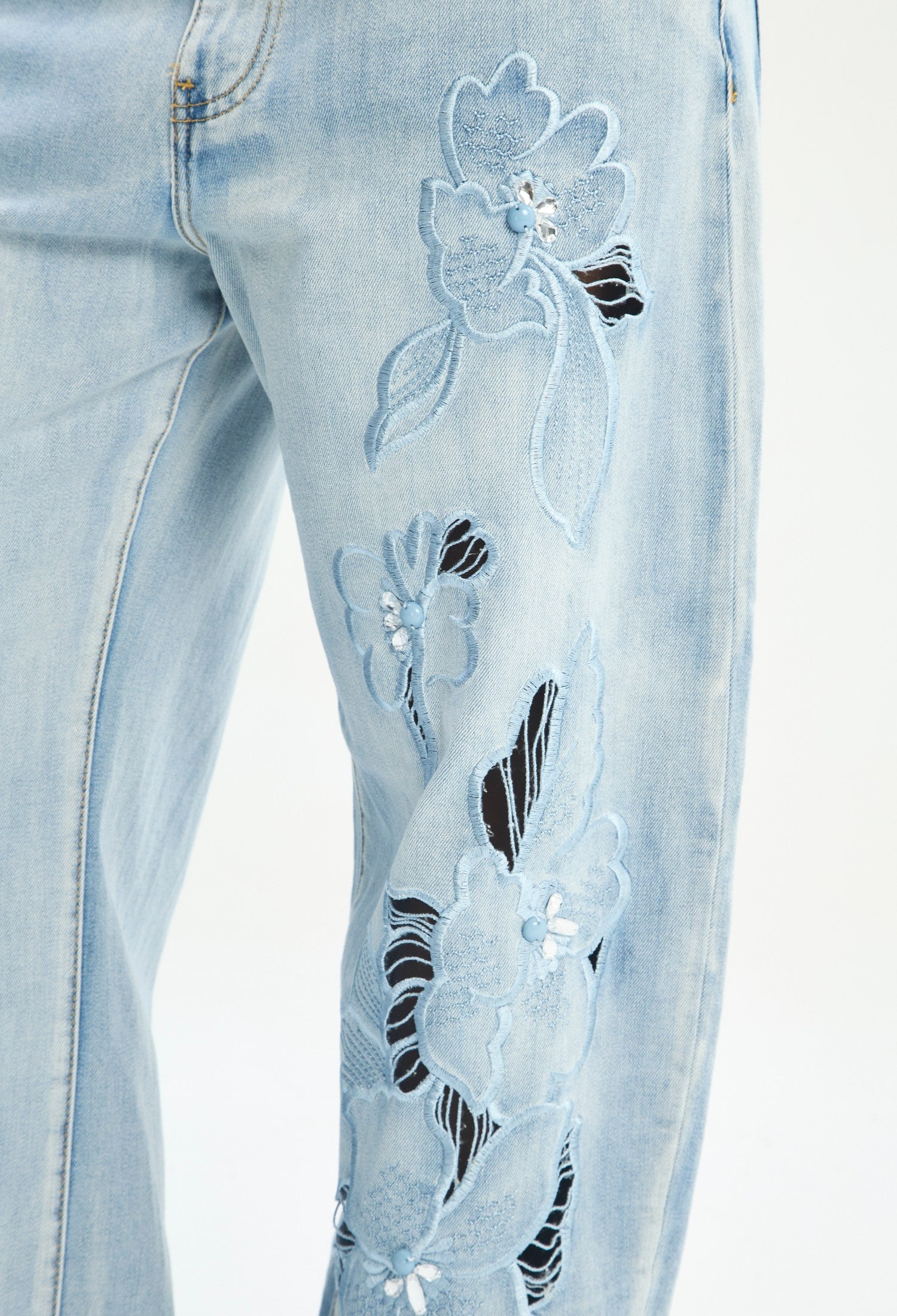 Mujer luciendo jean azul BYBLA - Wide Leg Bordado Étnico - vista 6