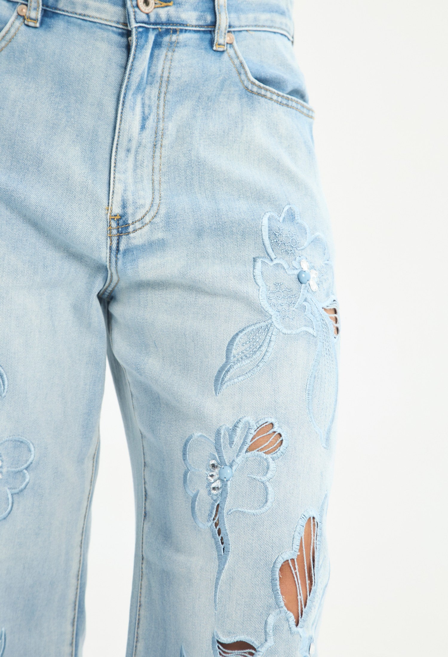 Mujer luciendo jean azul BYBLA - Wide Leg Bordado Étnico - vista 7
