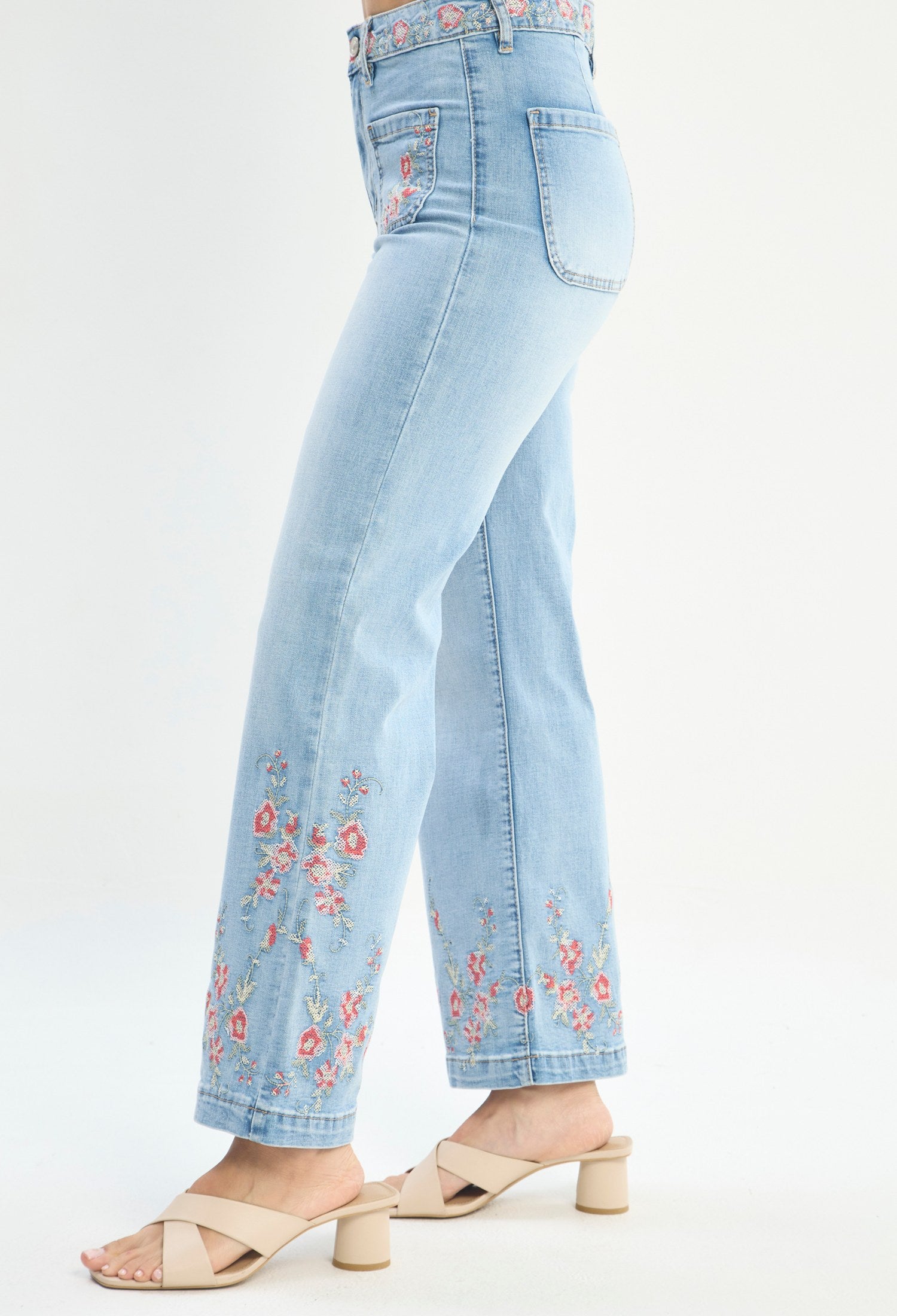 Mujer luciendo jean azul BYBLA - Wide Leg Bordado Floral - vista 3