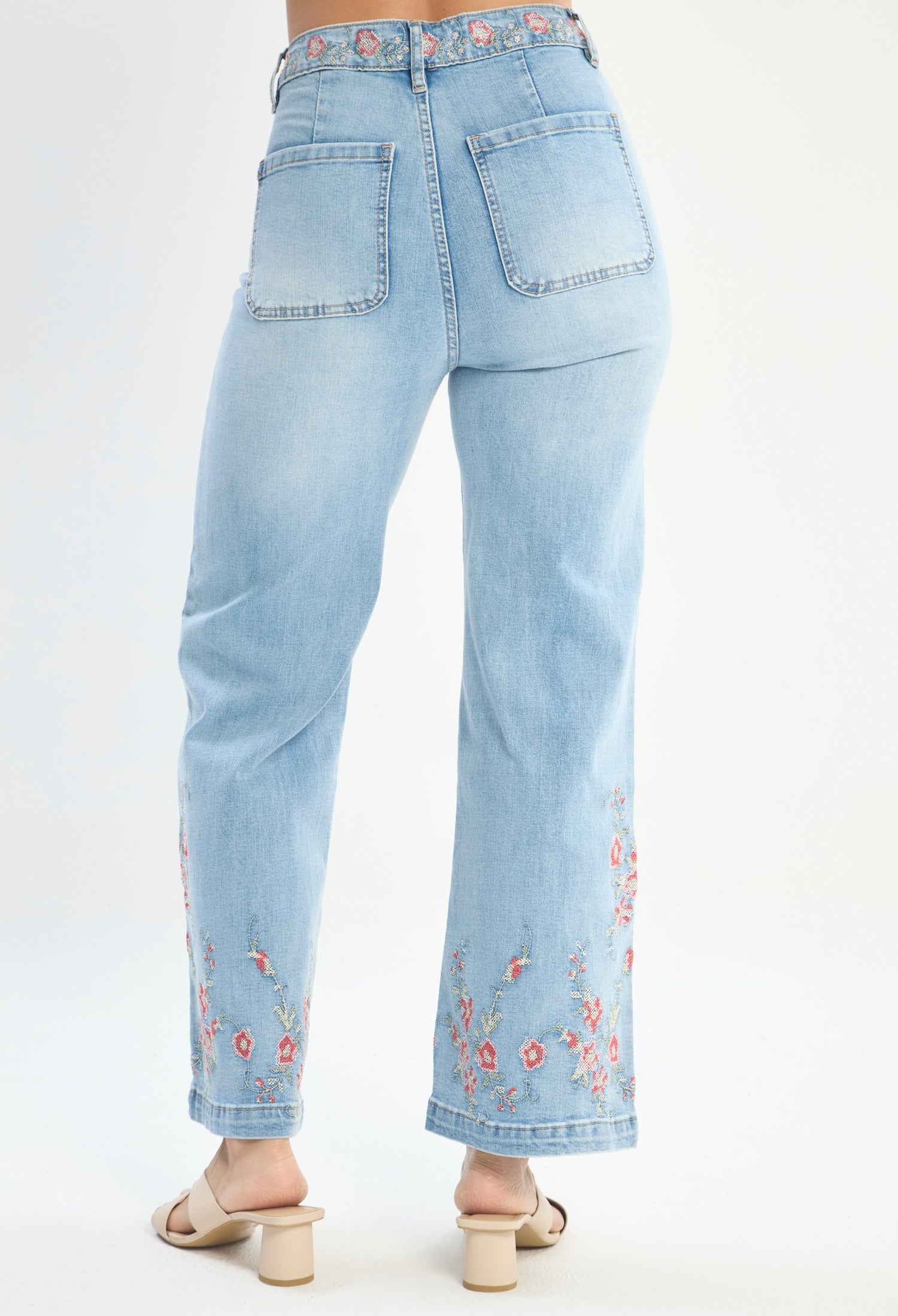 Mujer luciendo jean azul BYBLA - Wide Leg Bordado Floral - vista 4