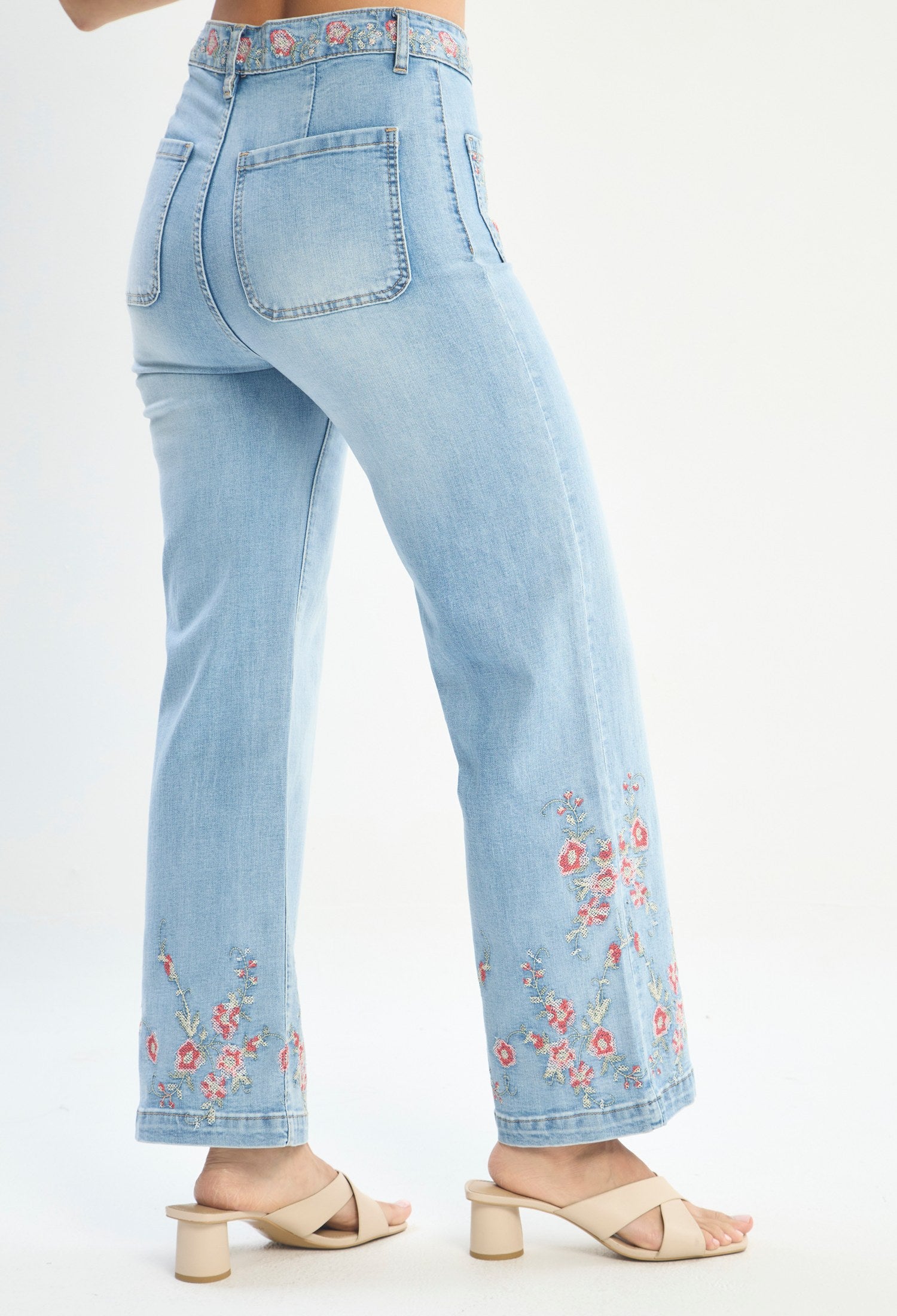 Mujer luciendo jean azul BYBLA - Wide Leg Bordado Floral - vista 5