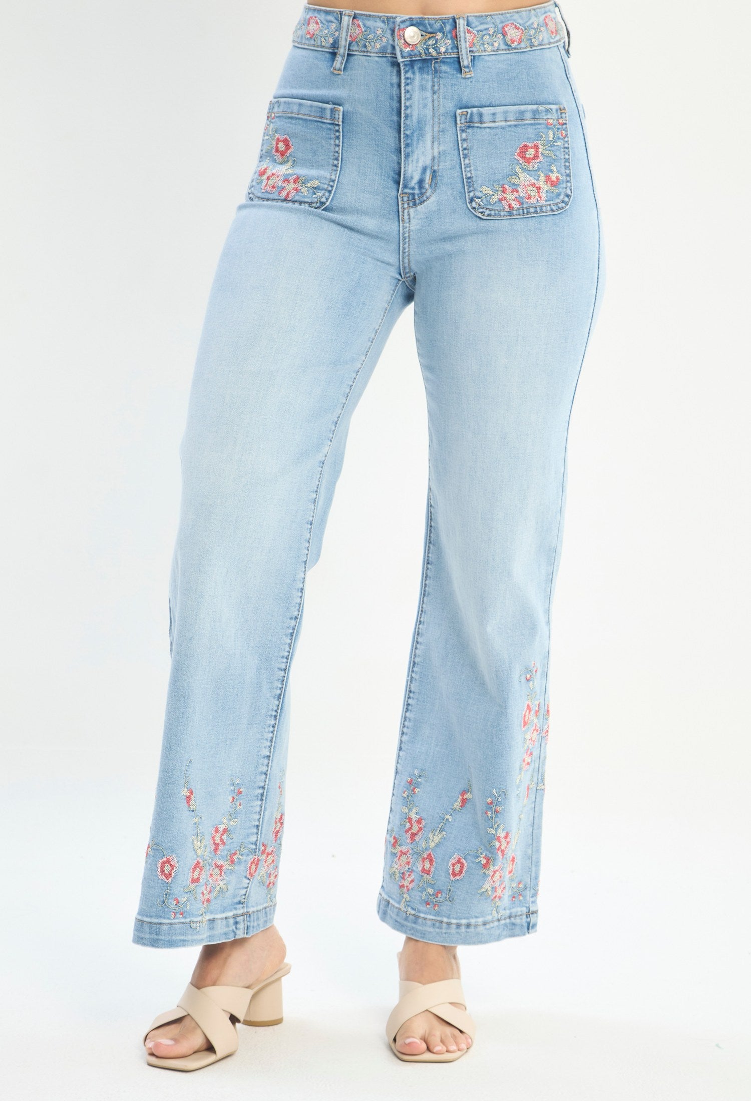 Mujer luciendo jean azul BYBLA - Wide Leg Bordado Floral - vista 6